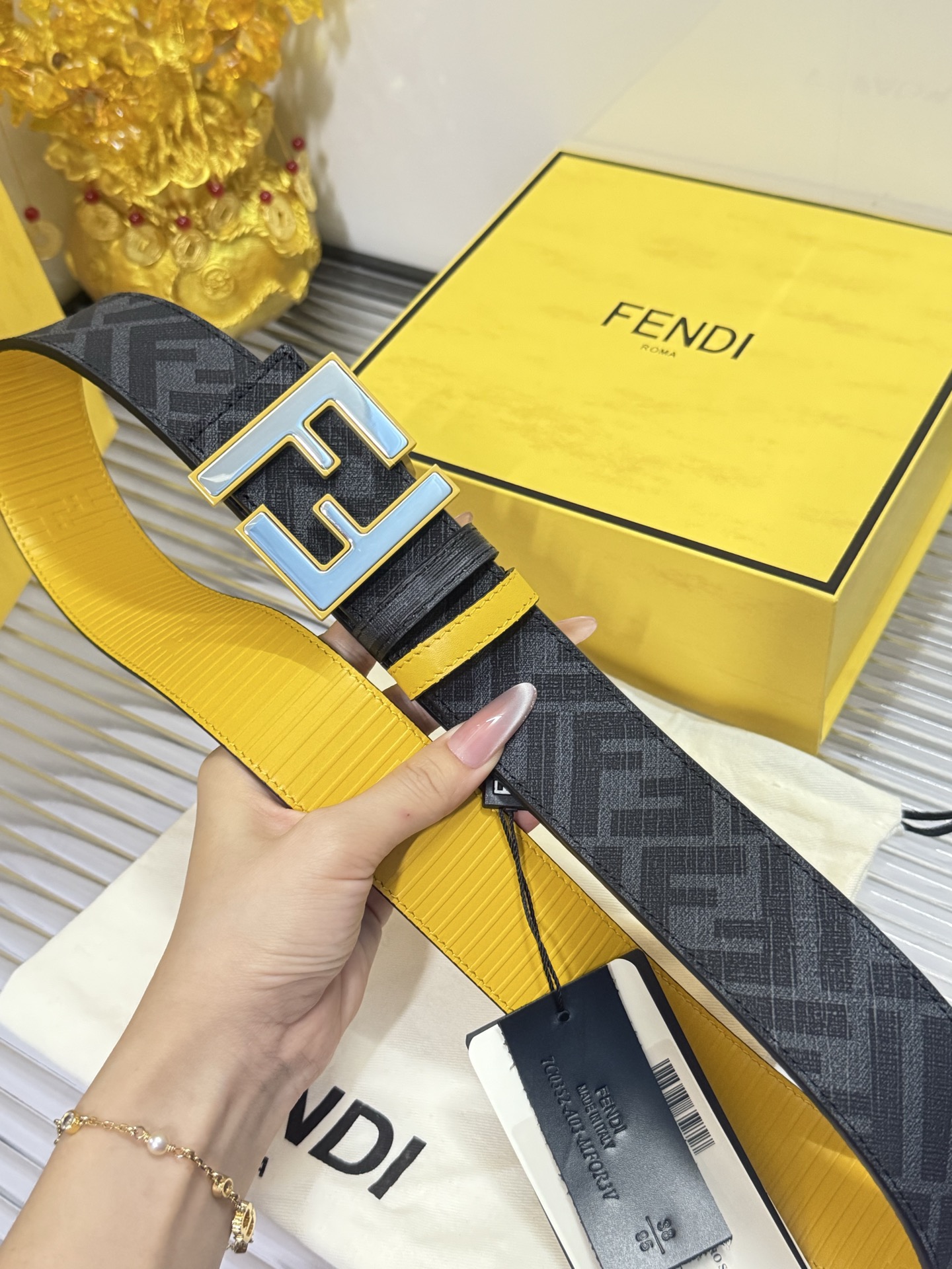 Fendi 宽度：𝟰.𝟬𝗰𝗺 芬迪 FENDI « 配全套 原包装 » 双面可用 进口 帆布/小牛皮+精品纯铜扣