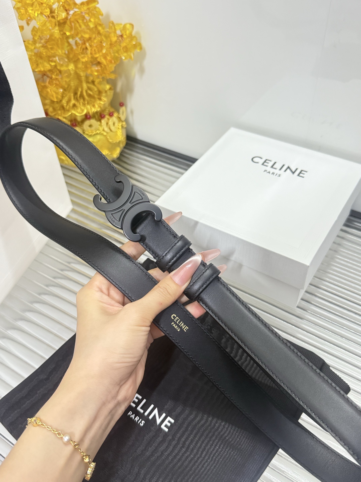 Celine 宽度：𝟮.𝟱𝗰𝗺 赛琳 CELINE « 配全套 原包装 » 新款纯手工缝线 小牛皮+新精品纯铜砂黑扣