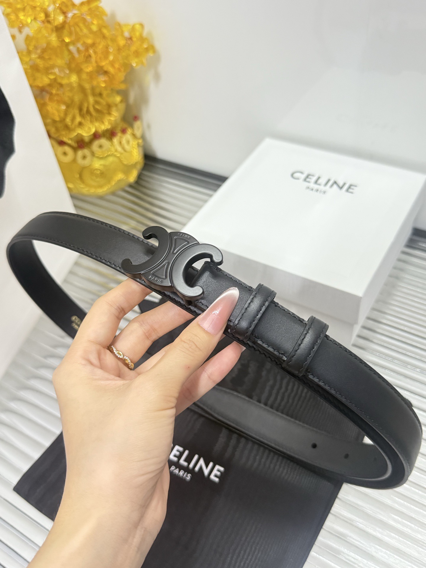 Celine 宽度：𝟮.𝟱𝗰𝗺 赛琳 CELINE « 配全套 原包装 » 新款纯手工缝线 小牛皮+新精品纯铜砂黑扣