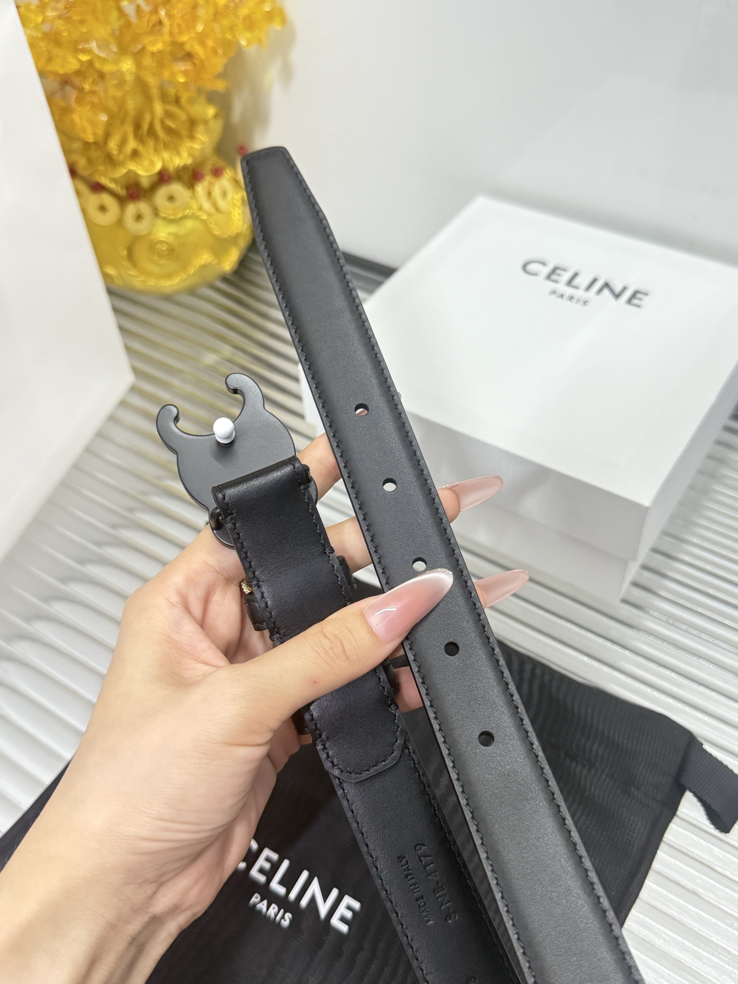 Celine 宽度：𝟮.𝟱𝗰𝗺 赛琳 CELINE « 配全套 原包装 » 新款纯手工缝线 小牛皮+新精品纯铜砂黑扣