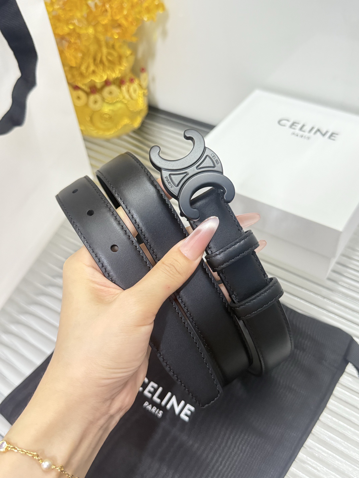 Celine 宽度：𝟮.𝟱𝗰𝗺 赛琳 CELINE « 配全套 原包装 » 新款纯手工缝线 小牛皮+新精品纯铜砂黑扣