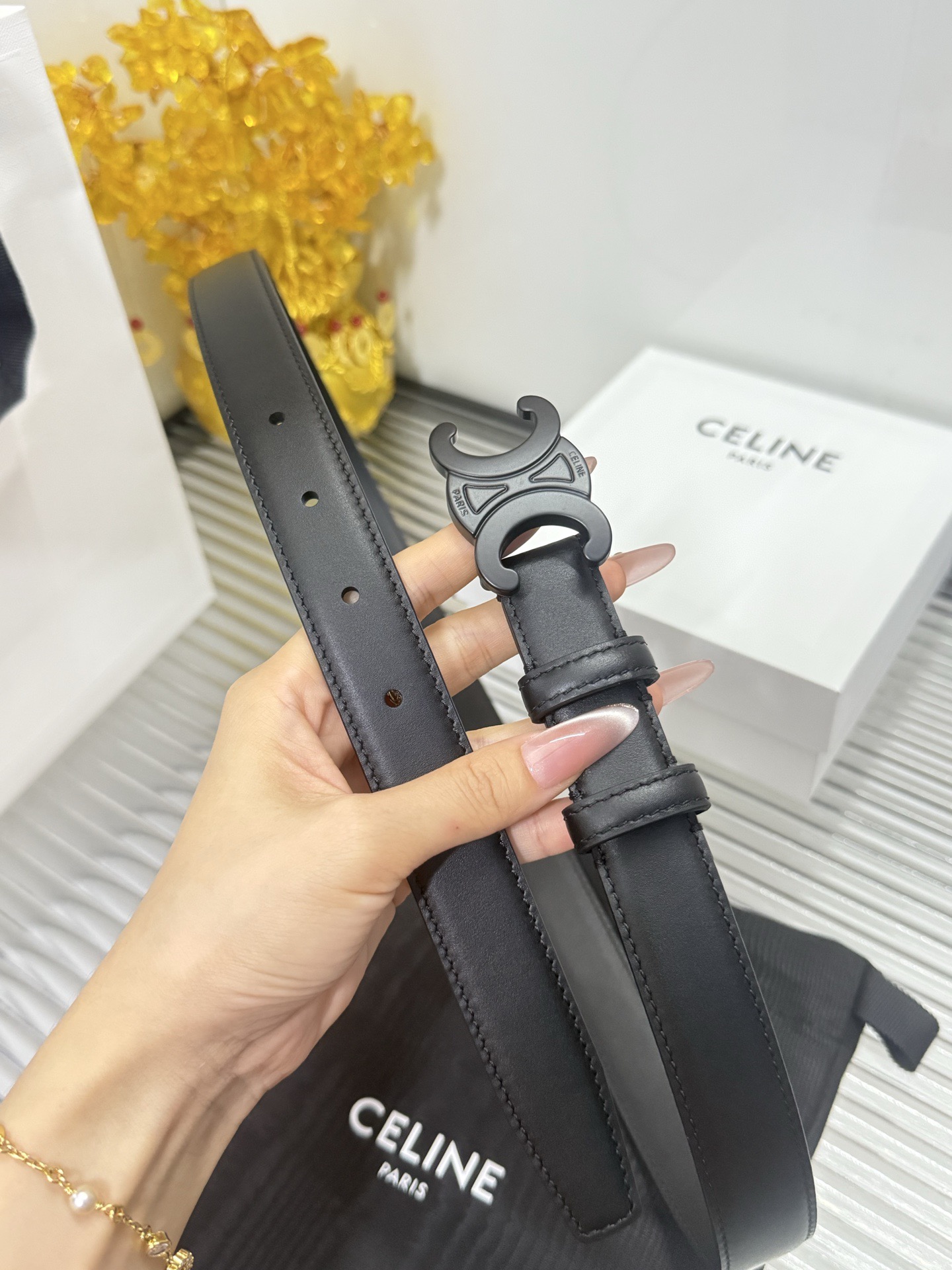 Celine 宽度：𝟮.𝟱𝗰𝗺 赛琳 CELINE « 配全套 原包装 » 新款纯手工缝线 小牛皮+新精品纯铜砂黑扣