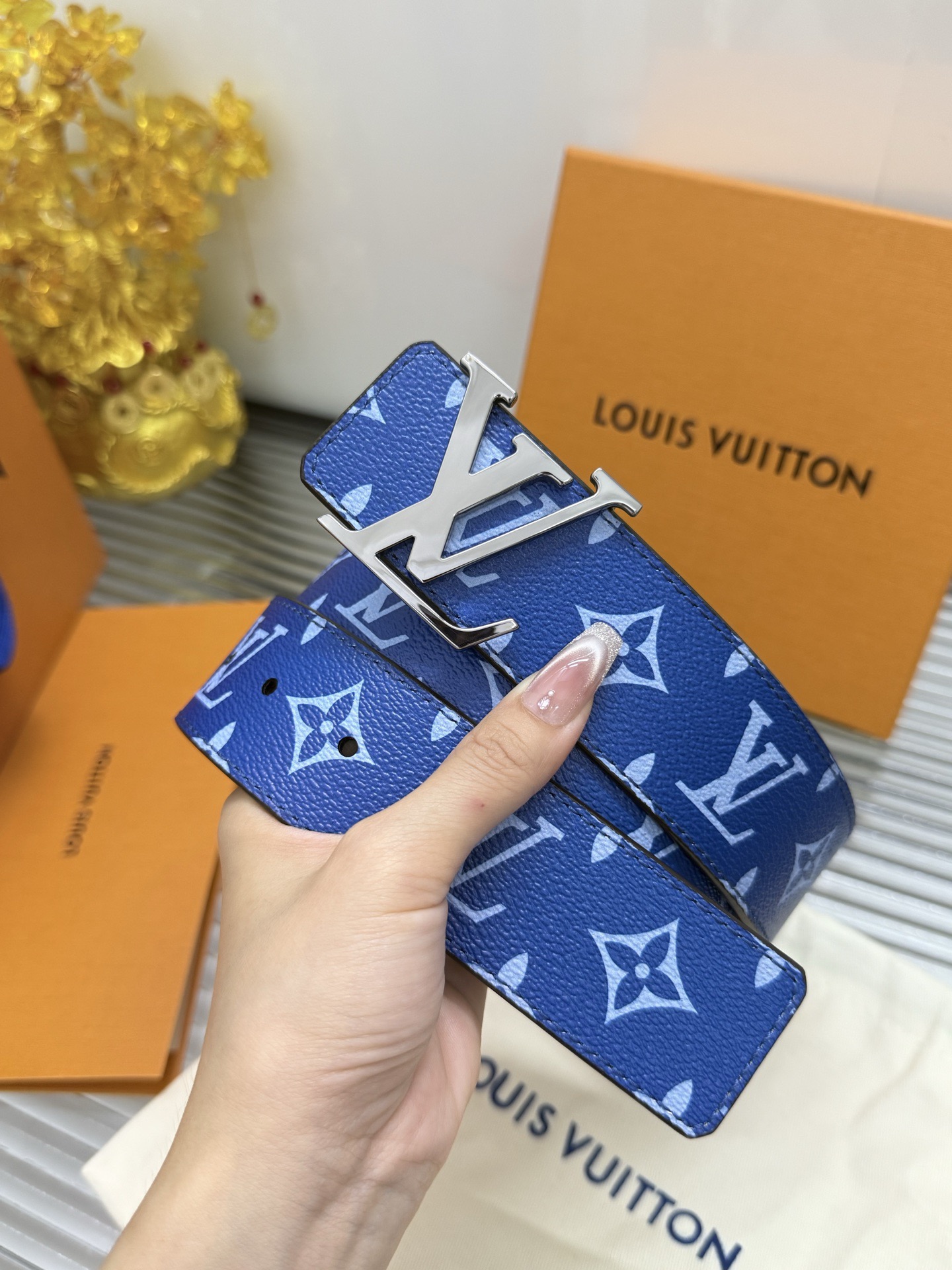 Louis Vuitton 宽度：𝟰.𝟬𝗰𝗺 路易威登LV« 配全套 原包装 » 双面可使用 花纹双色 进口小牛皮+精品纯铜五金扣