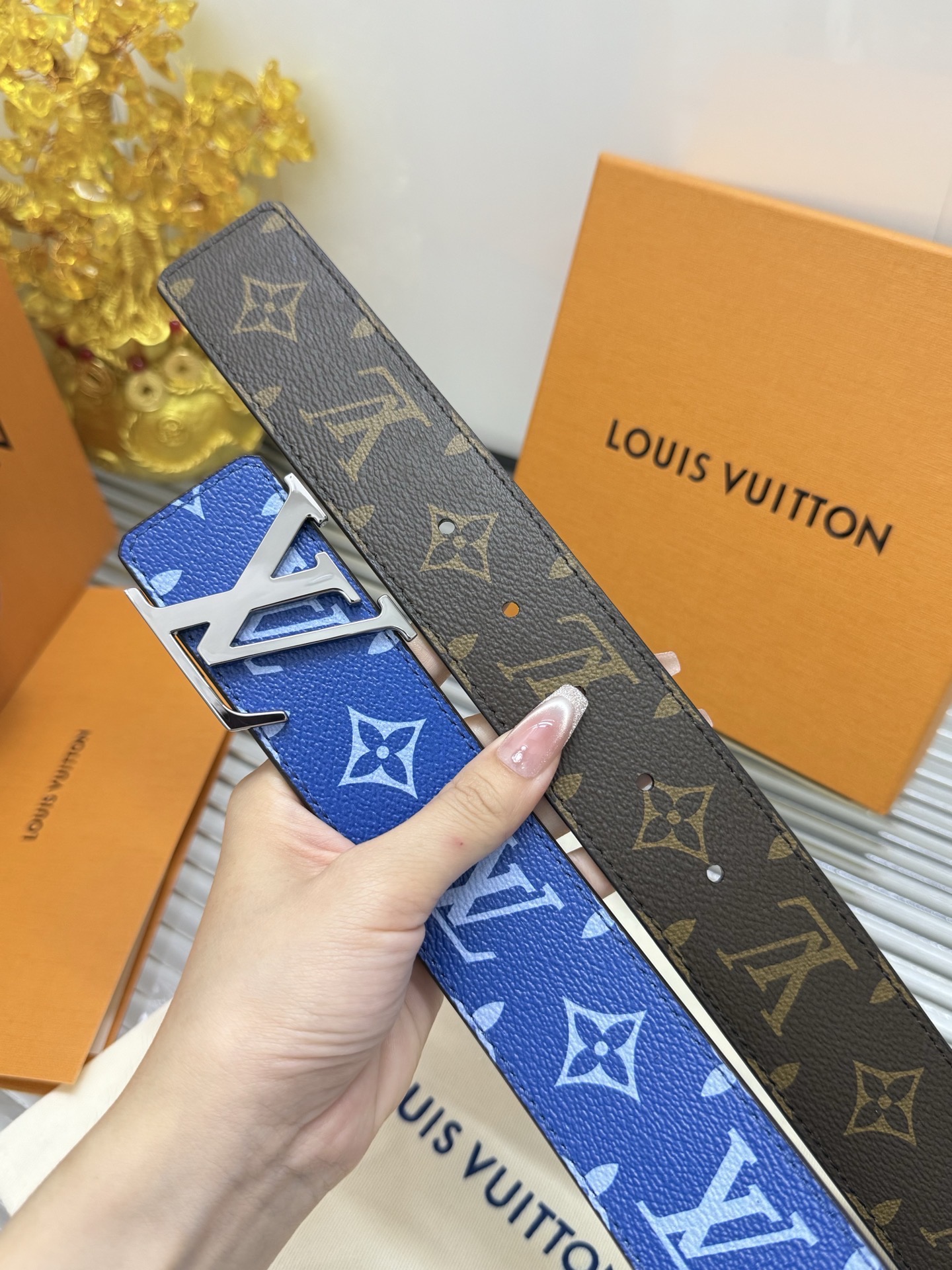 Louis Vuitton 宽度：𝟰.𝟬𝗰𝗺 路易威登LV« 配全套 原包装 » 双面可使用 花纹双色 进口小牛皮+精品纯铜五金扣
