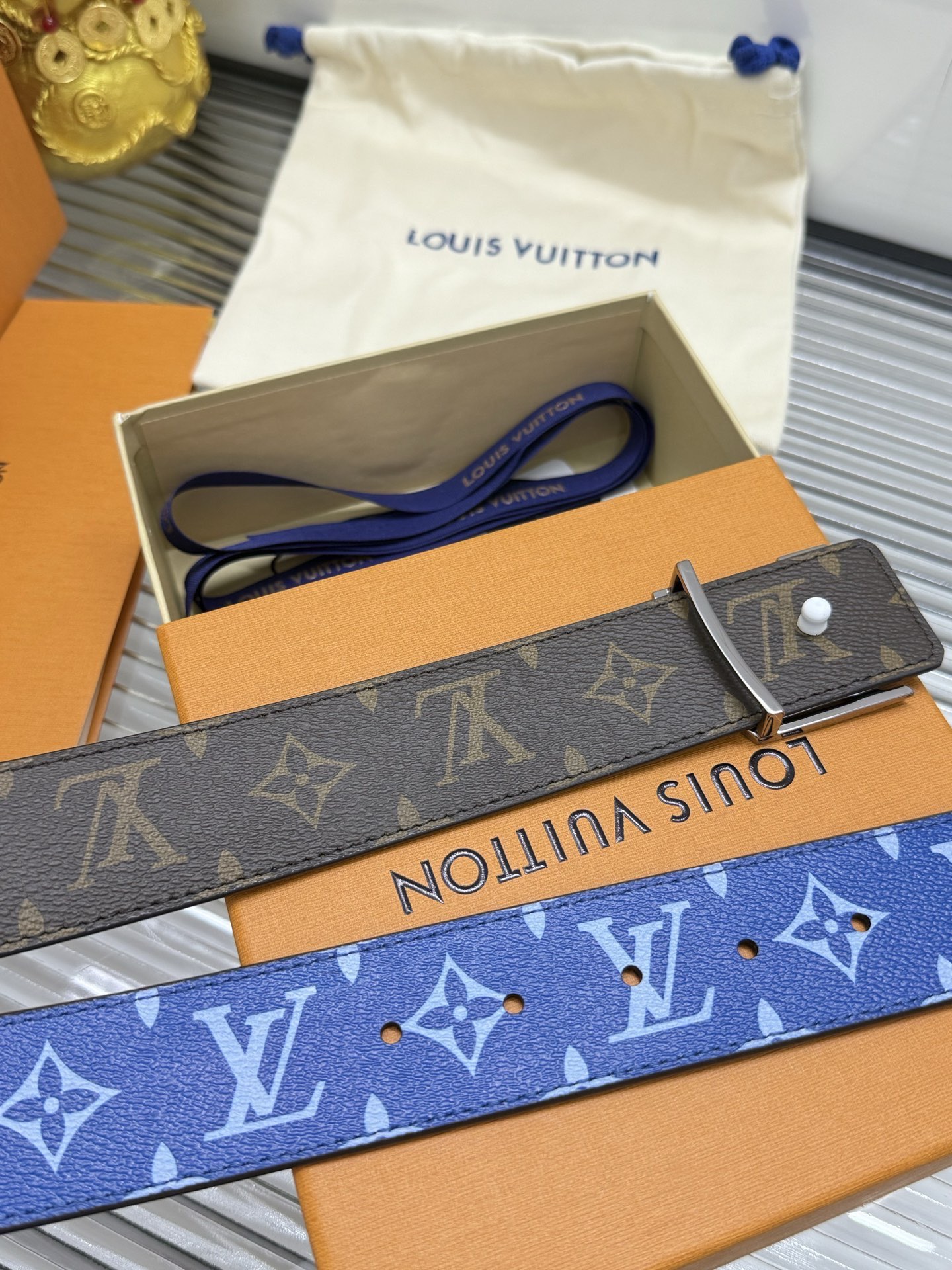 Louis Vuitton 宽度：𝟰.𝟬𝗰𝗺 路易威登LV« 配全套 原包装 » 双面可使用 花纹双色 进口小牛皮+精品纯铜五金扣
