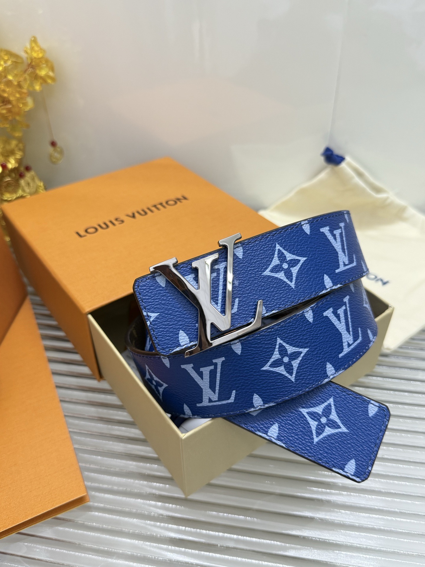 Louis Vuitton 宽度：𝟰.𝟬𝗰𝗺 路易威登LV« 配全套 原包装 » 双面可使用 花纹双色 进口小牛皮+精品纯铜五金扣