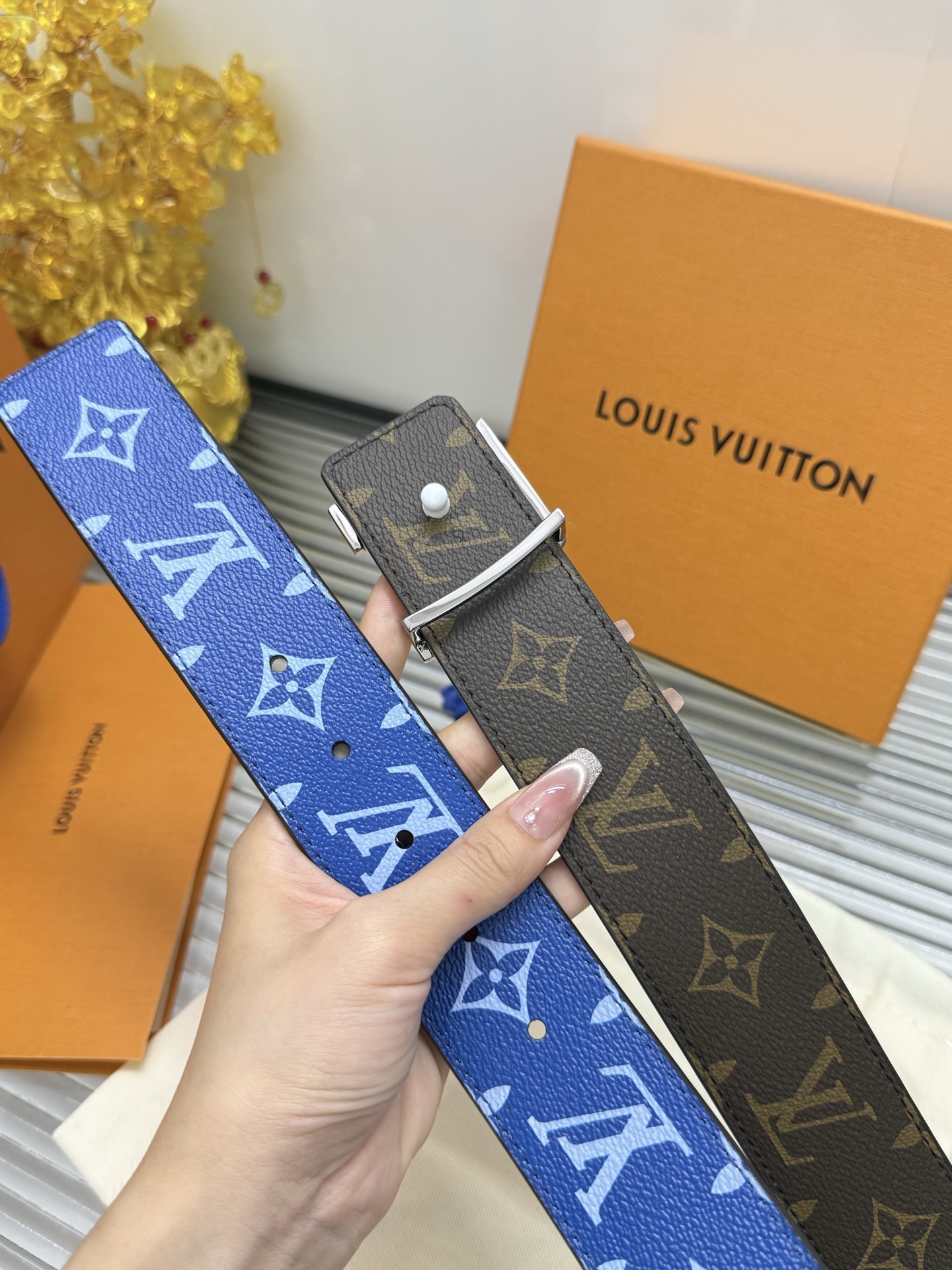 Louis Vuitton 宽度：𝟰.𝟬𝗰𝗺 路易威登LV« 配全套 原包装 » 双面可使用 花纹双色 进口小牛皮+精品纯铜五金扣