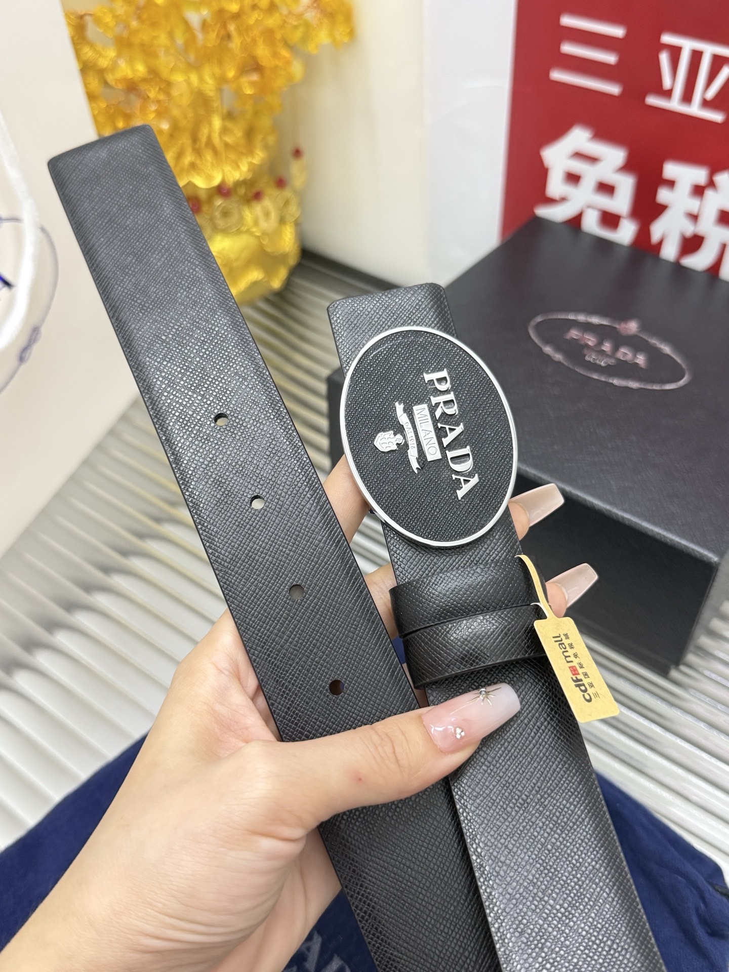 Prada 宽度：𝟑 𝟱𝗰𝗺 普拉达 PRADA « 配全套 原包装 » 挂扣系列 无边缘走线 小牛皮+精品纯铜五金扣