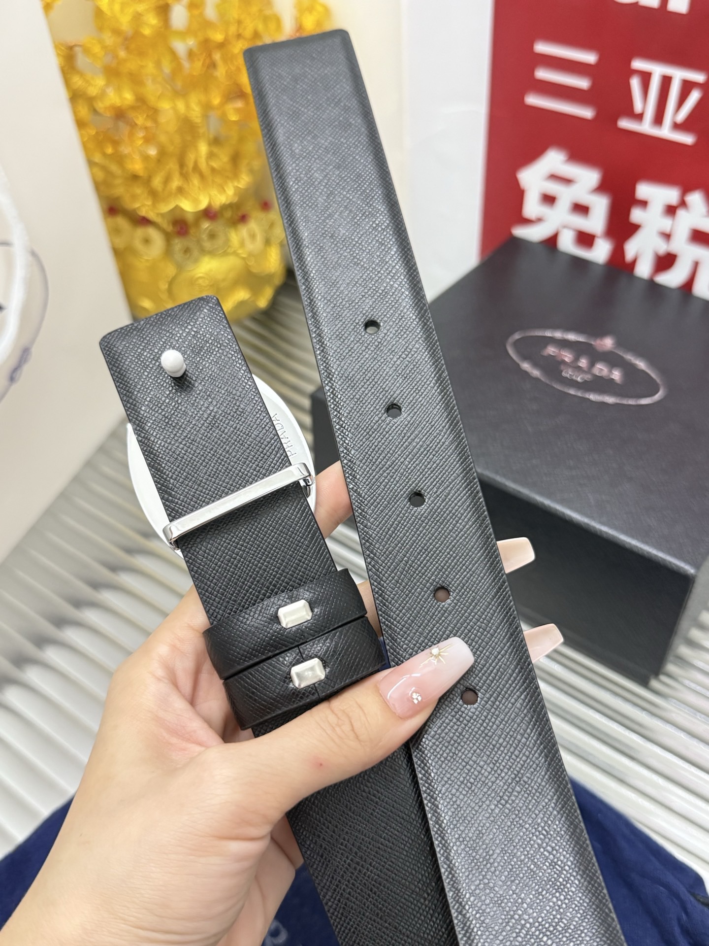 Prada 宽度：𝟑 𝟱𝗰𝗺 普拉达 PRADA « 配全套 原包装 » 挂扣系列 无边缘走线 小牛皮+精品纯铜五金扣