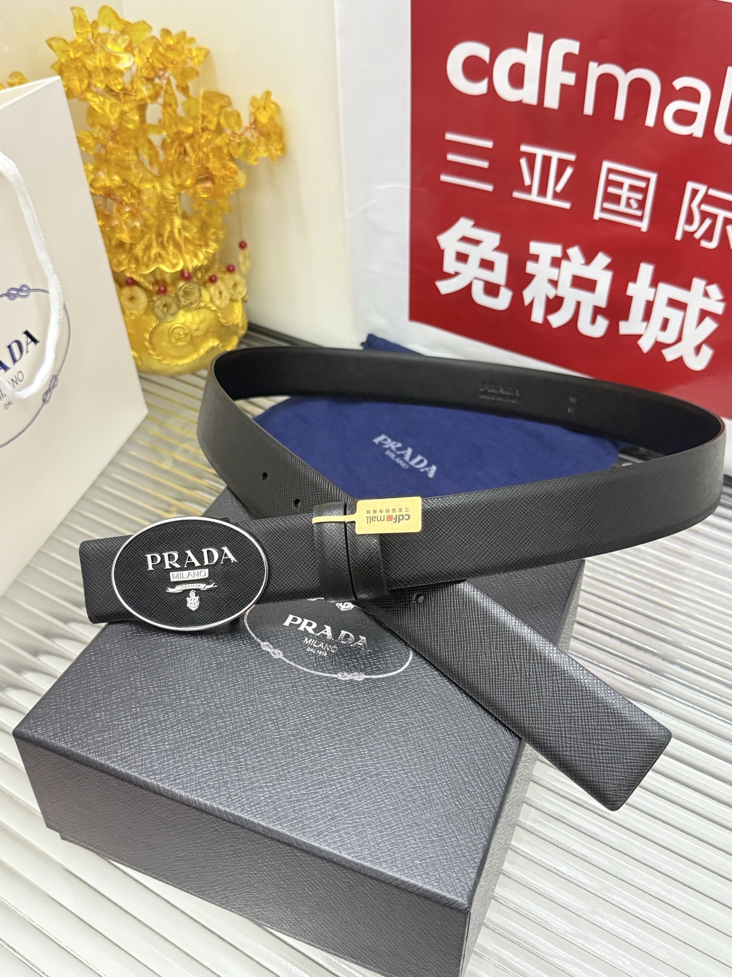 Prada 宽度：𝟑 𝟱𝗰𝗺 普拉达 PRADA « 配全套 原包装 » 挂扣系列 无边缘走线 小牛皮+精品纯铜五金扣