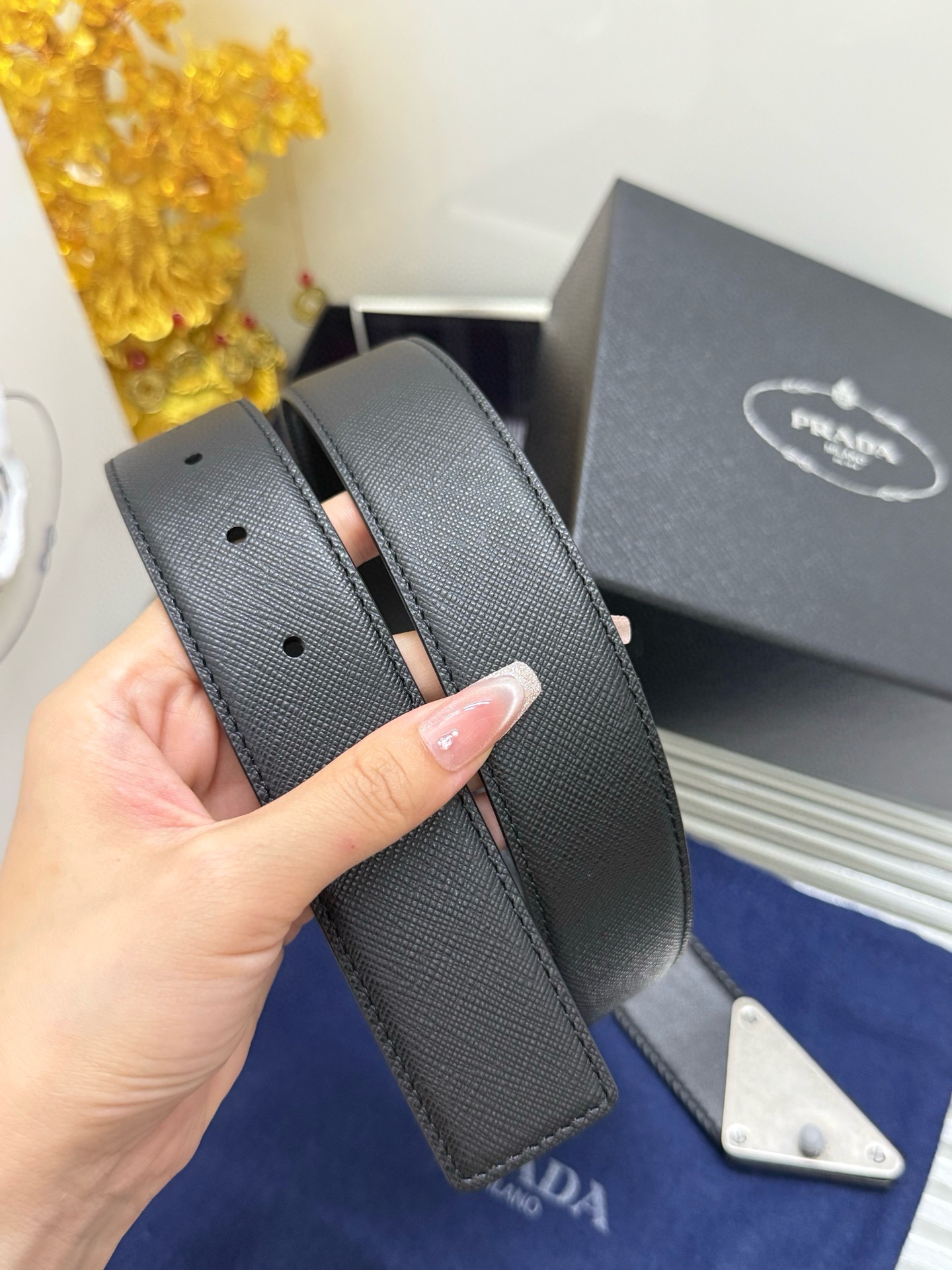 Prada 宽度：𝟯.𝟰𝗰𝗺 普拉达 PRADA « 配全套 原包装 » 款 进口小牛皮 +精品纯铜五金扣