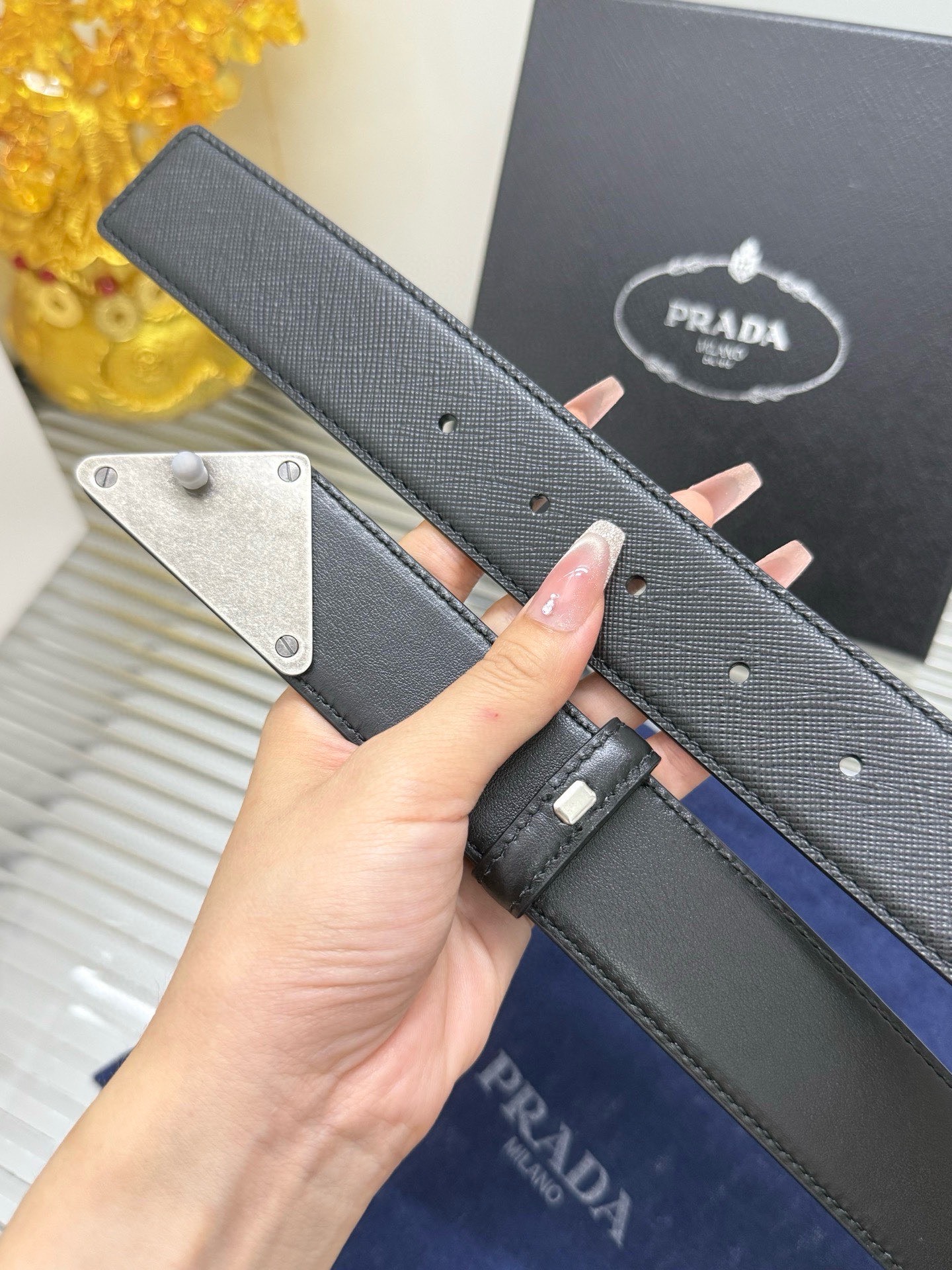 Prada 宽度：𝟯.𝟰𝗰𝗺 普拉达 PRADA « 配全套 原包装 » 款 进口小牛皮 +精品纯铜五金扣