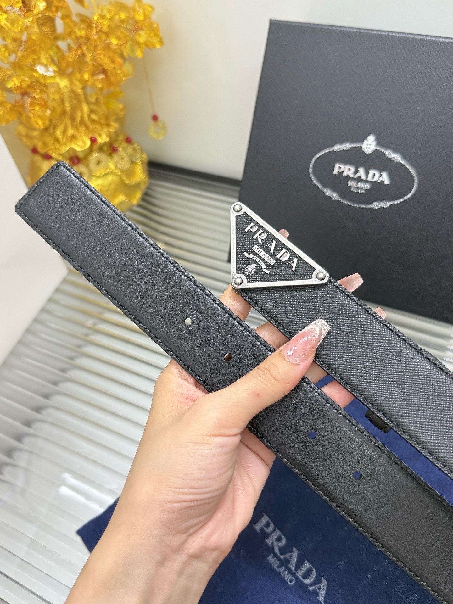 Prada 宽度：𝟯.𝟰𝗰𝗺 普拉达 PRADA « 配全套 原包装 » 款 进口小牛皮 +精品纯铜五金扣