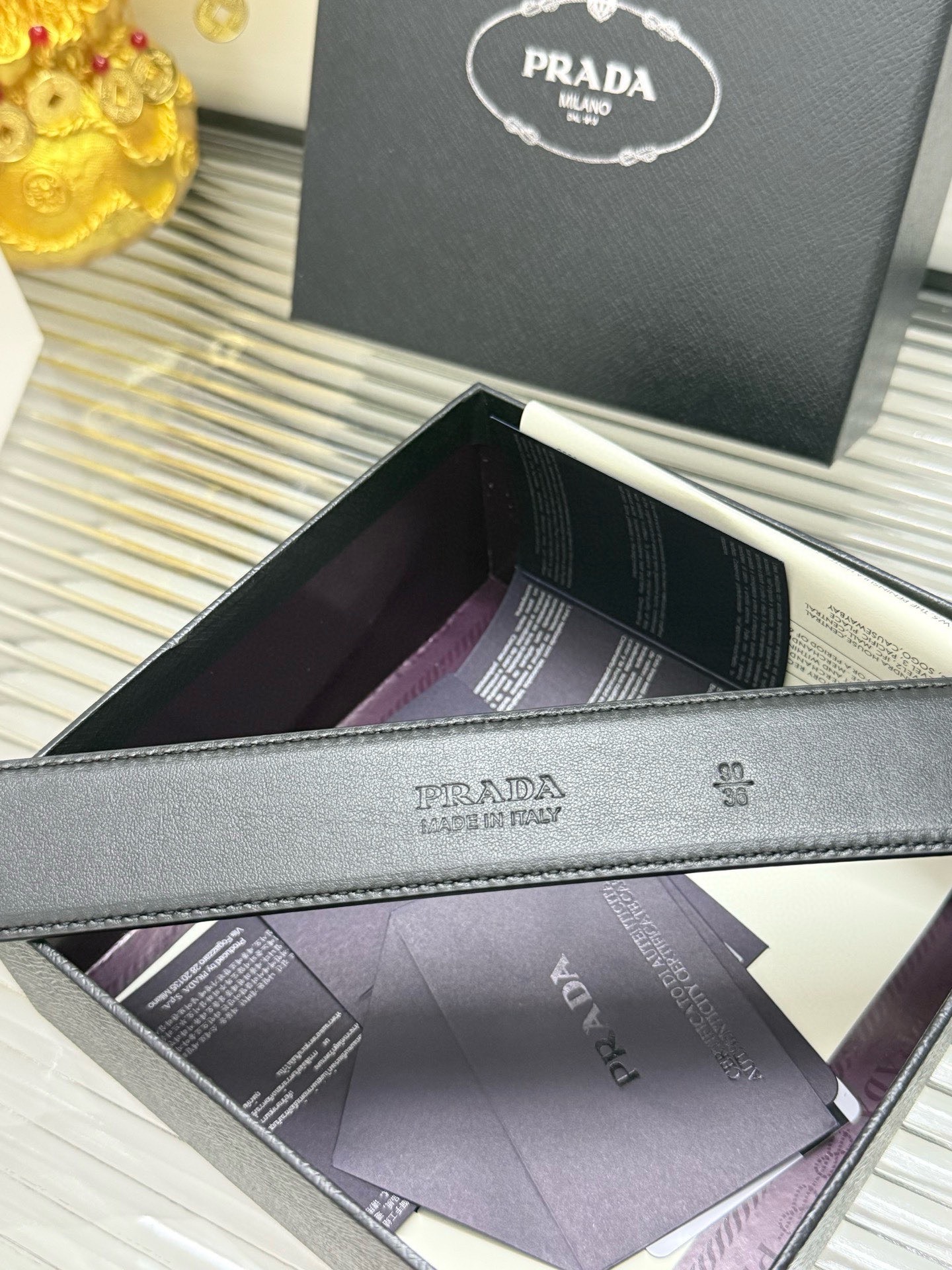 Prada 宽度：𝟯.𝟰𝗰𝗺 普拉达 PRADA « 配全套 原包装 » 款 进口小牛皮 +精品纯铜五金扣