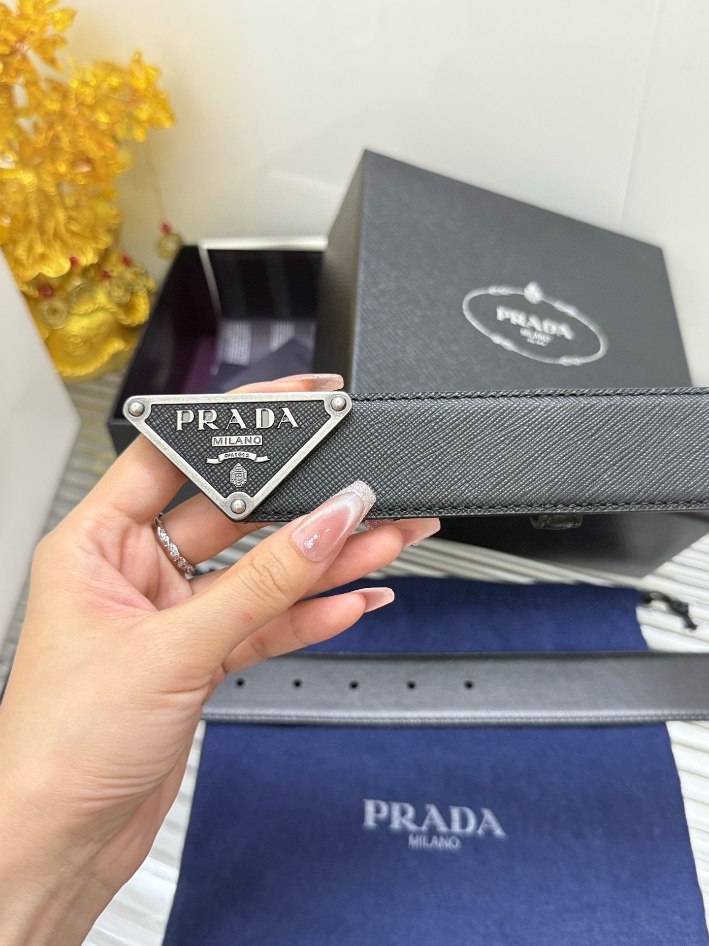 Prada 宽度：𝟯.𝟰𝗰𝗺 普拉达 PRADA « 配全套 原包装 » 款 进口小牛皮 +精品纯铜五金扣