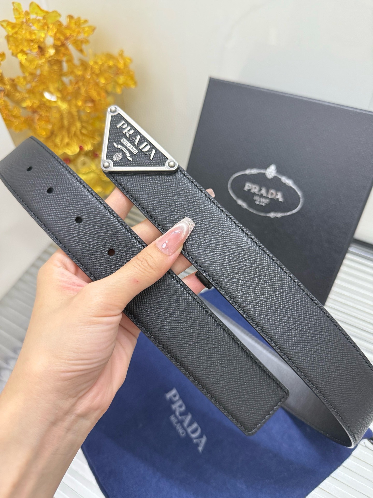 Prada 宽度：𝟯.𝟰𝗰𝗺 普拉达 PRADA « 配全套 原包装 » 款 进口小牛皮 +精品纯铜五金扣