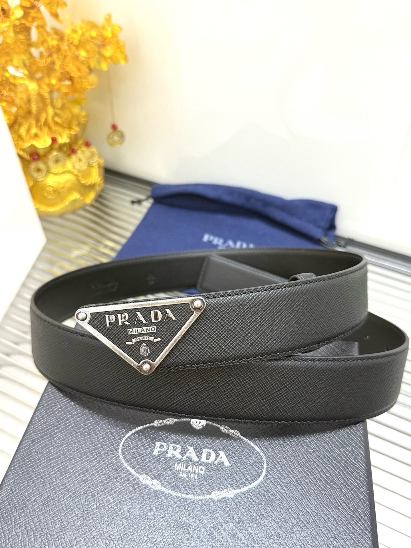 Prada 宽度：𝟯.𝟰𝗰𝗺 普拉达 PRADA « 配全套 原包装 » 款 进口小牛皮 +精品纯铜五金扣