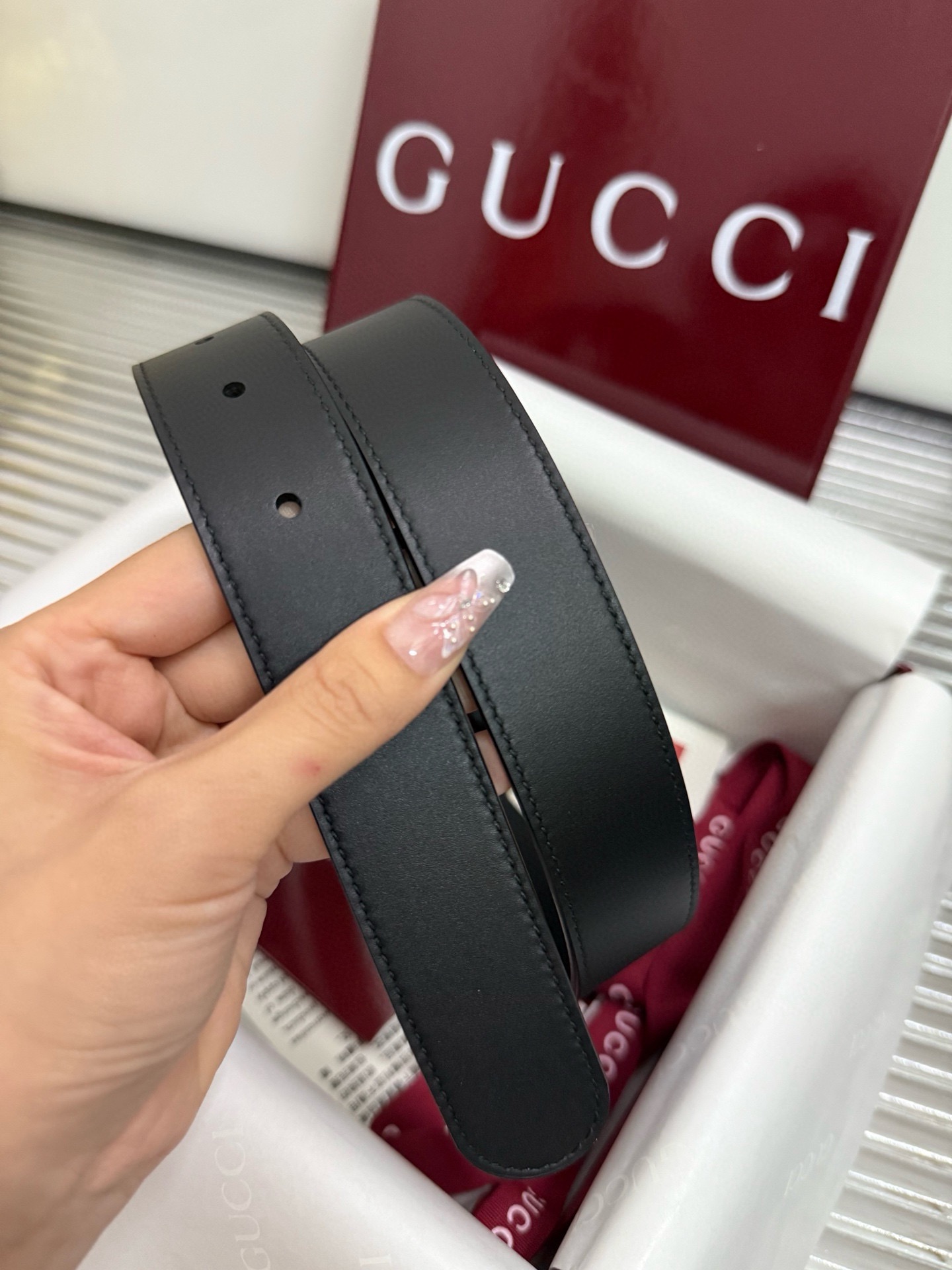 Gucci 宽度：𝟯 𝟬𝗰𝗺 古驰 Gucci « 配全套 原包装 » 小红薯 款 进口小牛皮手感柔软舒适 皮质极佳 做工走线工整无 / 中钢印𝐋𝐎𝐆𝐎 + 精品纯做旧纯铜五金扣