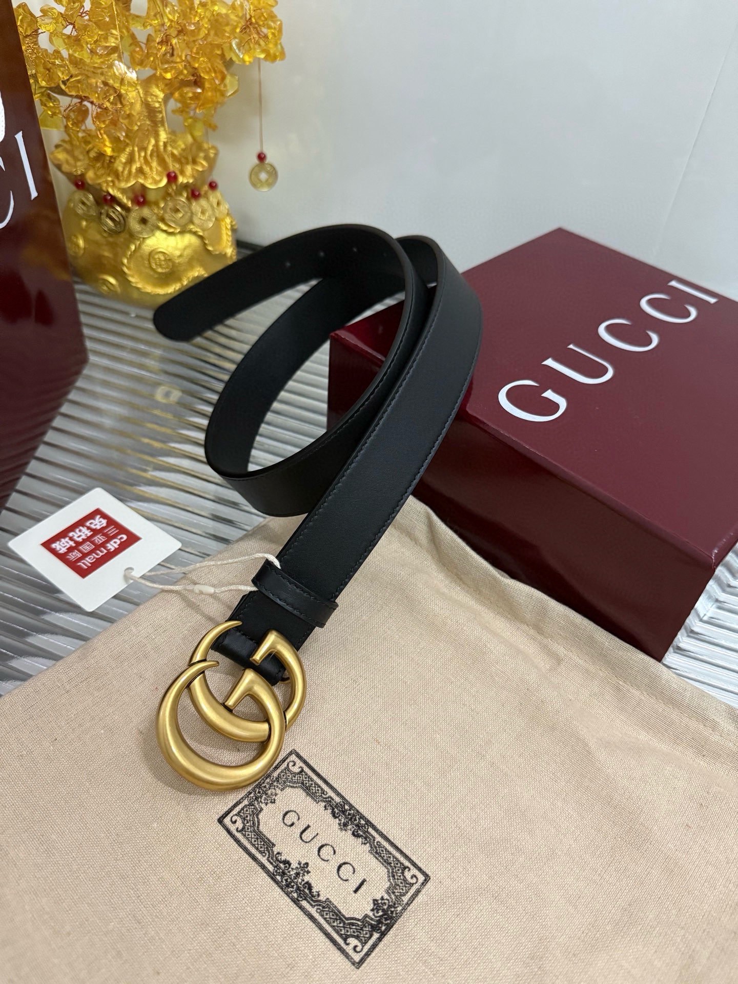 Gucci 宽度：𝟯 𝟬𝗰𝗺 古驰 Gucci « 配全套 原包装 » 小红薯 款 进口小牛皮手感柔软舒适 皮质极佳 做工走线工整无 / 中钢印𝐋𝐎𝐆𝐎 + 精品纯做旧纯铜五金扣