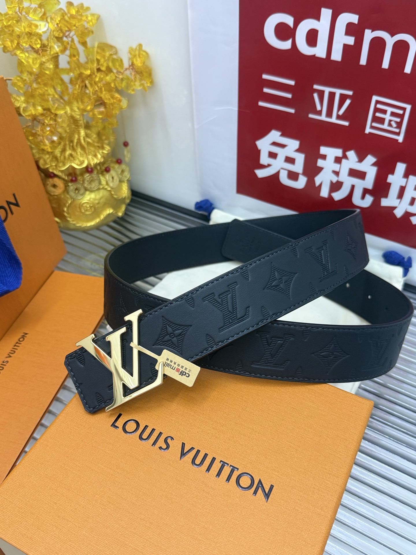 Louis Vuitton 宽度：𝟰 𝟬𝗰𝗺 路易威登Louis Vuitton « 配全套 原包装 » 花纹 如图 品质质量 双面可使用 进口小牛皮+精品纯铜五金扣