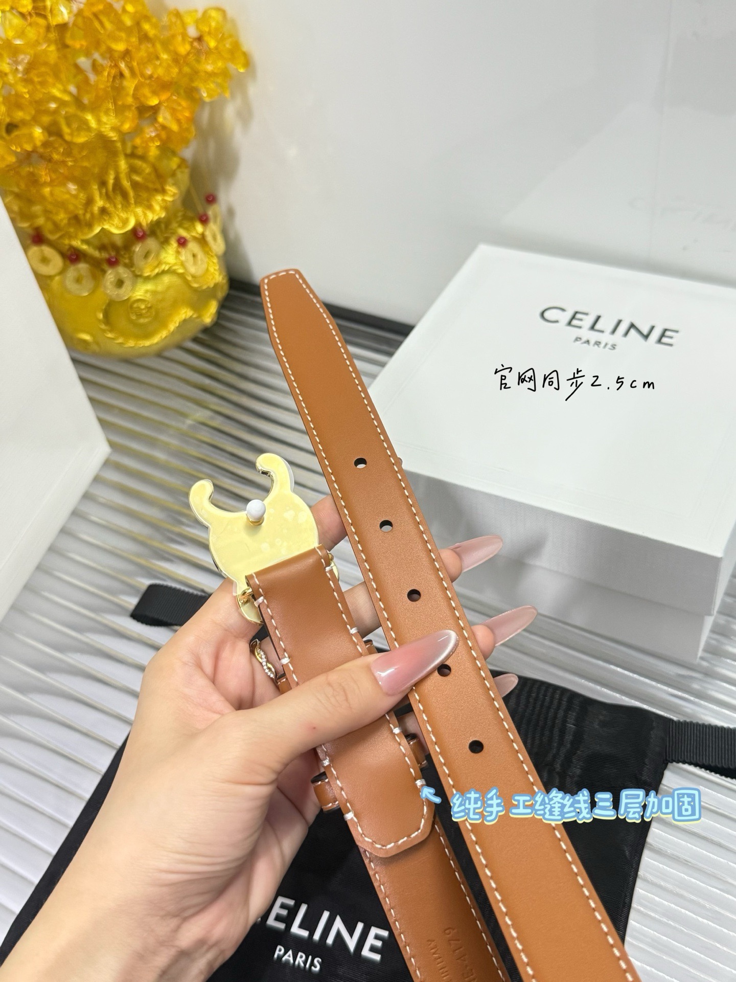 Celine 宽度：𝟮 𝟱𝗰𝗺 赛琳 CELINE « 配全套 原包装 » 新款纯手工缝线 小牛皮+新精品纯钢扣 贴合五金膜