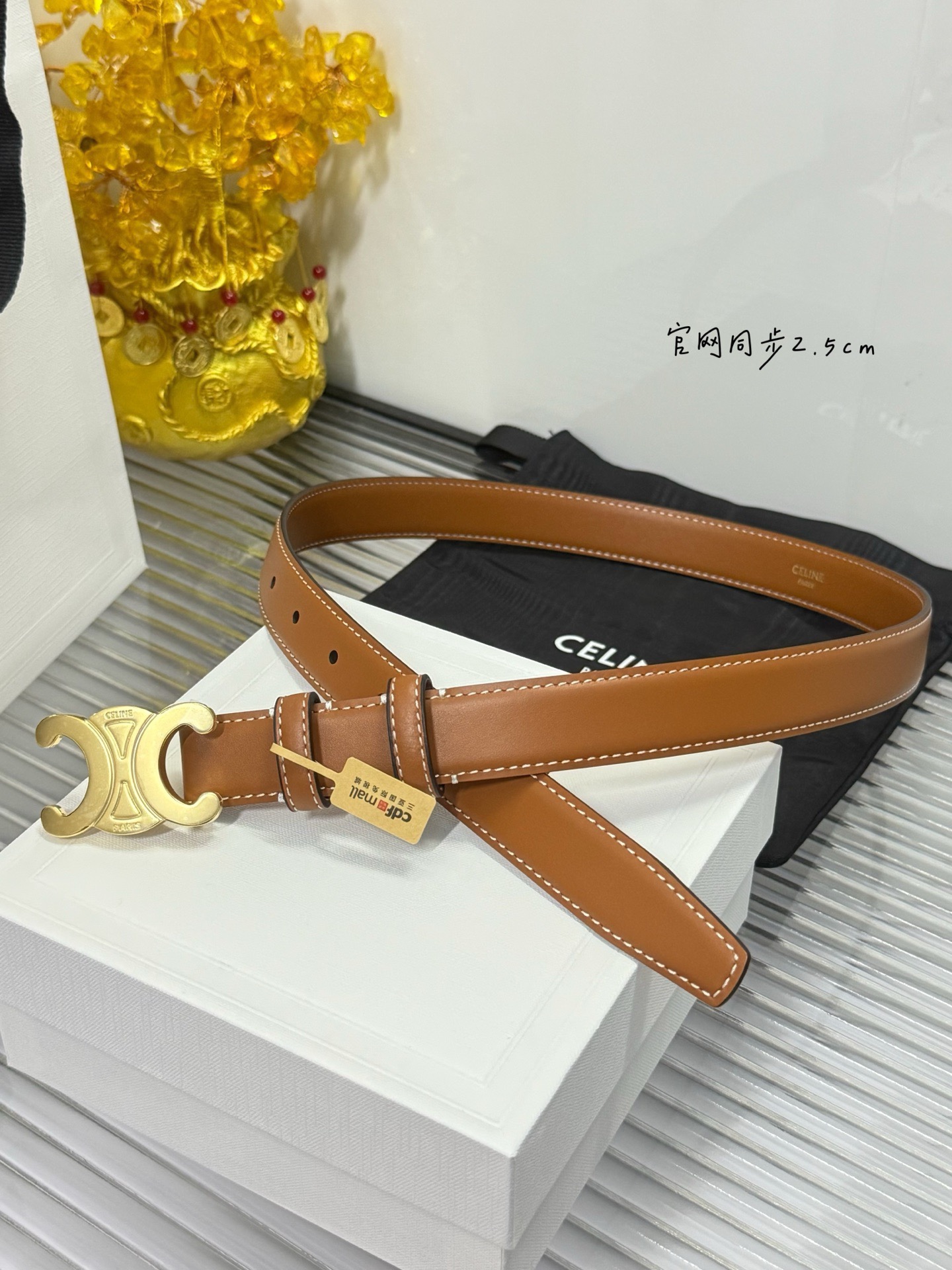 Celine 宽度：𝟮 𝟱𝗰𝗺 赛琳 CELINE « 配全套 原包装 » 新款纯手工缝线 小牛皮+新精品纯钢扣 贴合五金膜