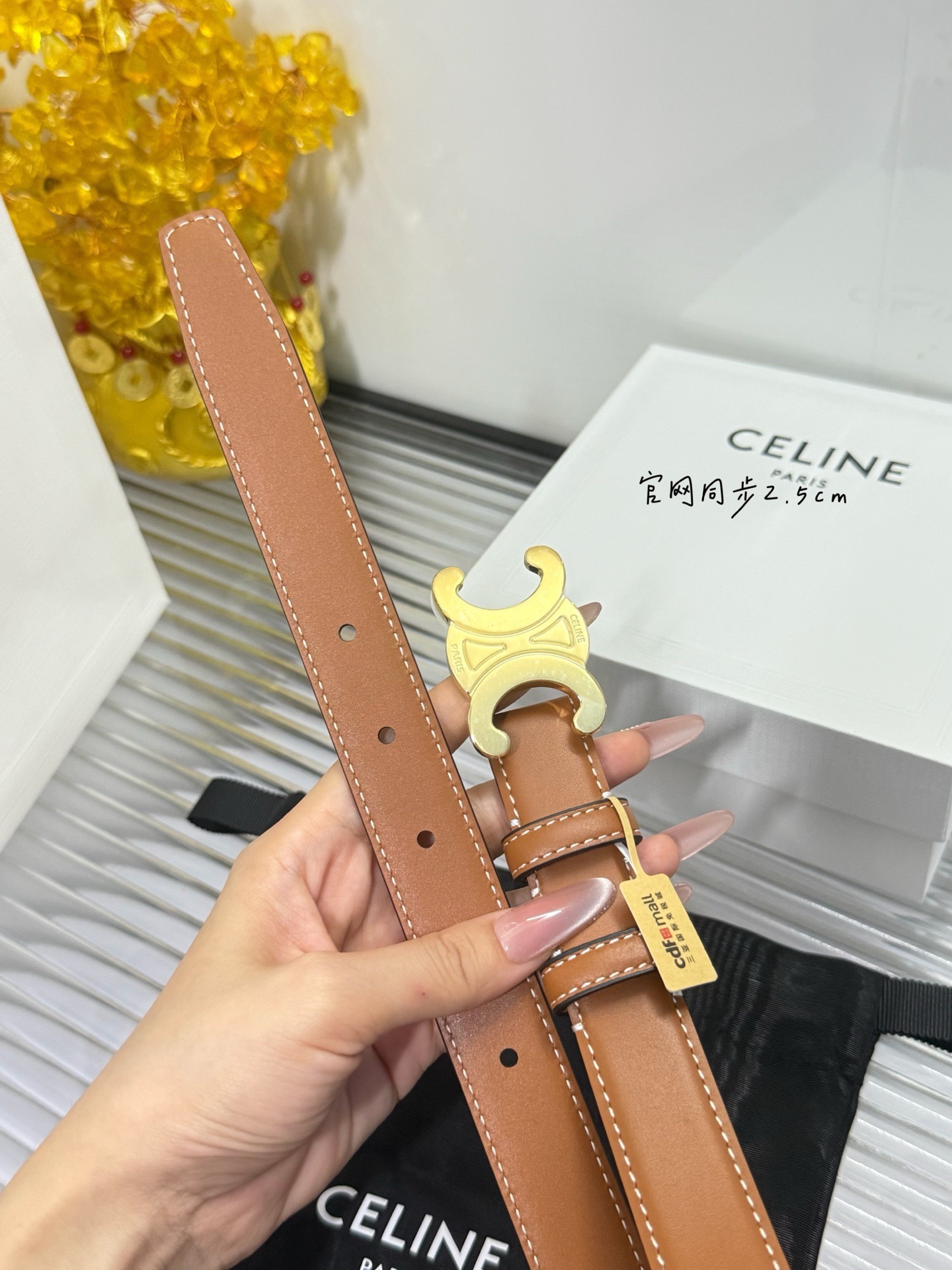 Celine 宽度：𝟮 𝟱𝗰𝗺 赛琳 CELINE « 配全套 原包装 » 新款纯手工缝线 小牛皮+新精品纯钢扣 贴合五金膜