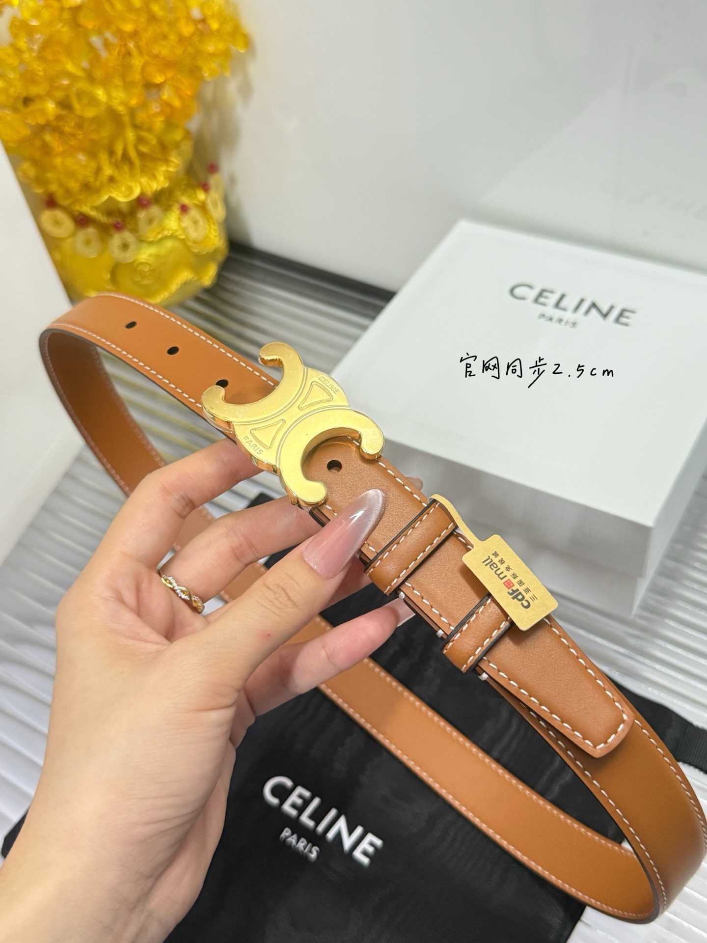 Celine 宽度：𝟮 𝟱𝗰𝗺 赛琳 CELINE « 配全套 原包装 » 新款纯手工缝线 小牛皮+新精品纯钢扣 贴合五金膜