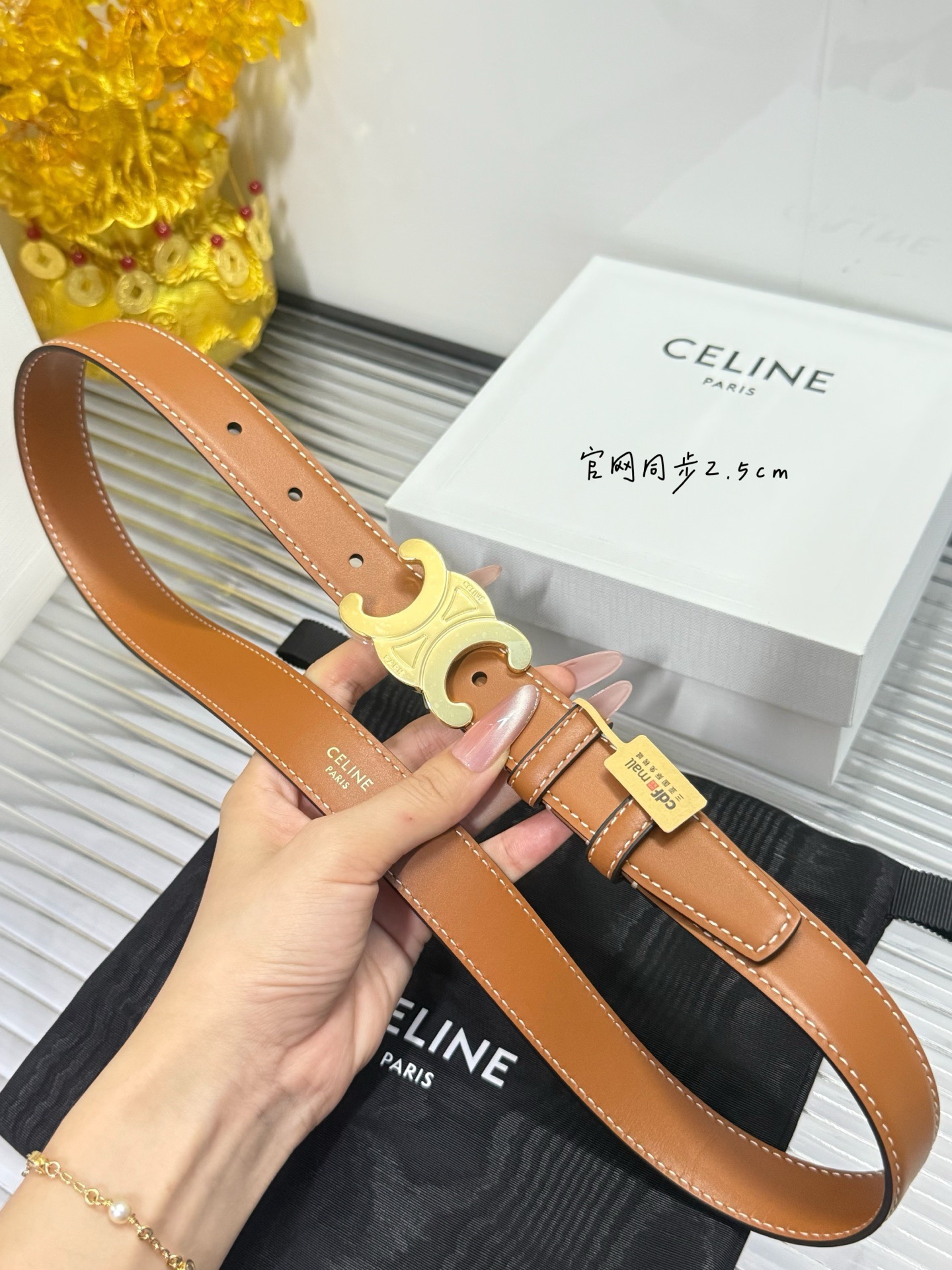 Celine 宽度：𝟮 𝟱𝗰𝗺 赛琳 CELINE « 配全套 原包装 » 新款纯手工缝线 小牛皮+新精品纯钢扣 贴合五金膜