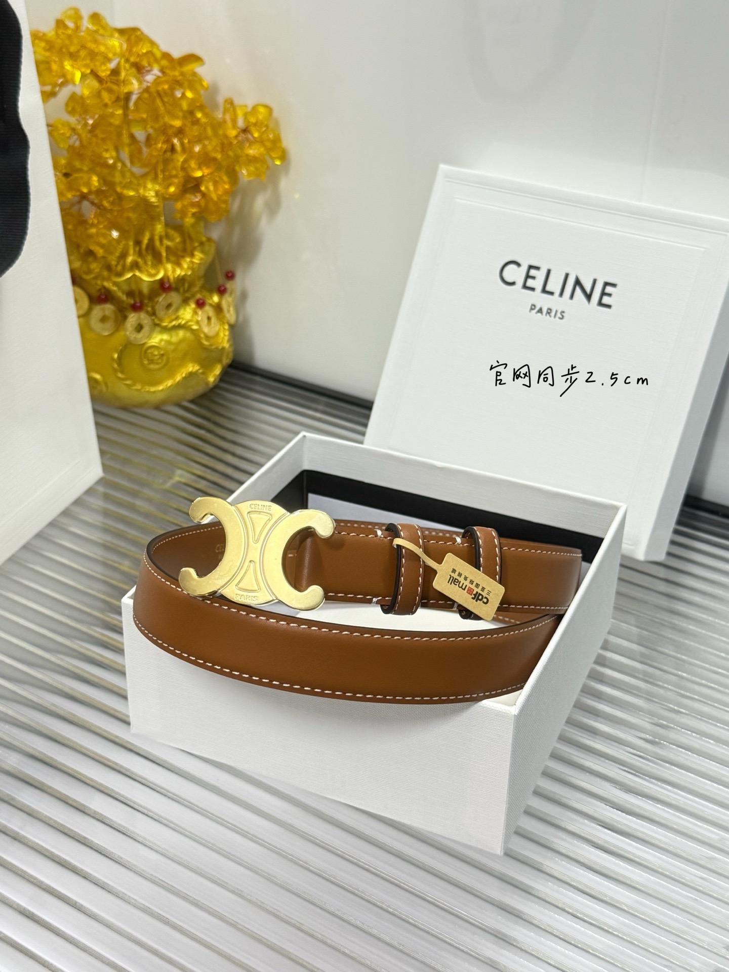 Celine 宽度：𝟮 𝟱𝗰𝗺 赛琳 CELINE « 配全套 原包装 » 新款纯手工缝线 小牛皮+新精品纯钢扣 贴合五金膜