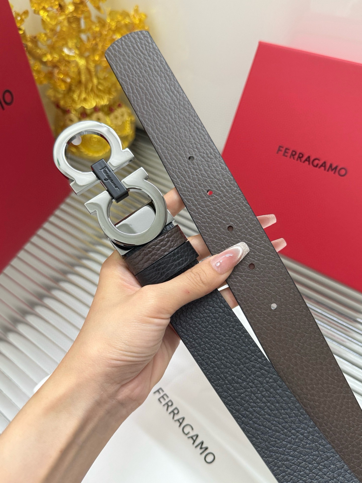 Ferragamo 宽度：𝟑 𝟱𝗰𝗺 菲拉格慕 Salvatore Ferragamo 支持𝐍𝐅𝐂防伪识别 · 对版带身一体芯片识别 双面可使用/长度可自由裁剪合适尺码 进口小牛皮+精品纯铜五金扣