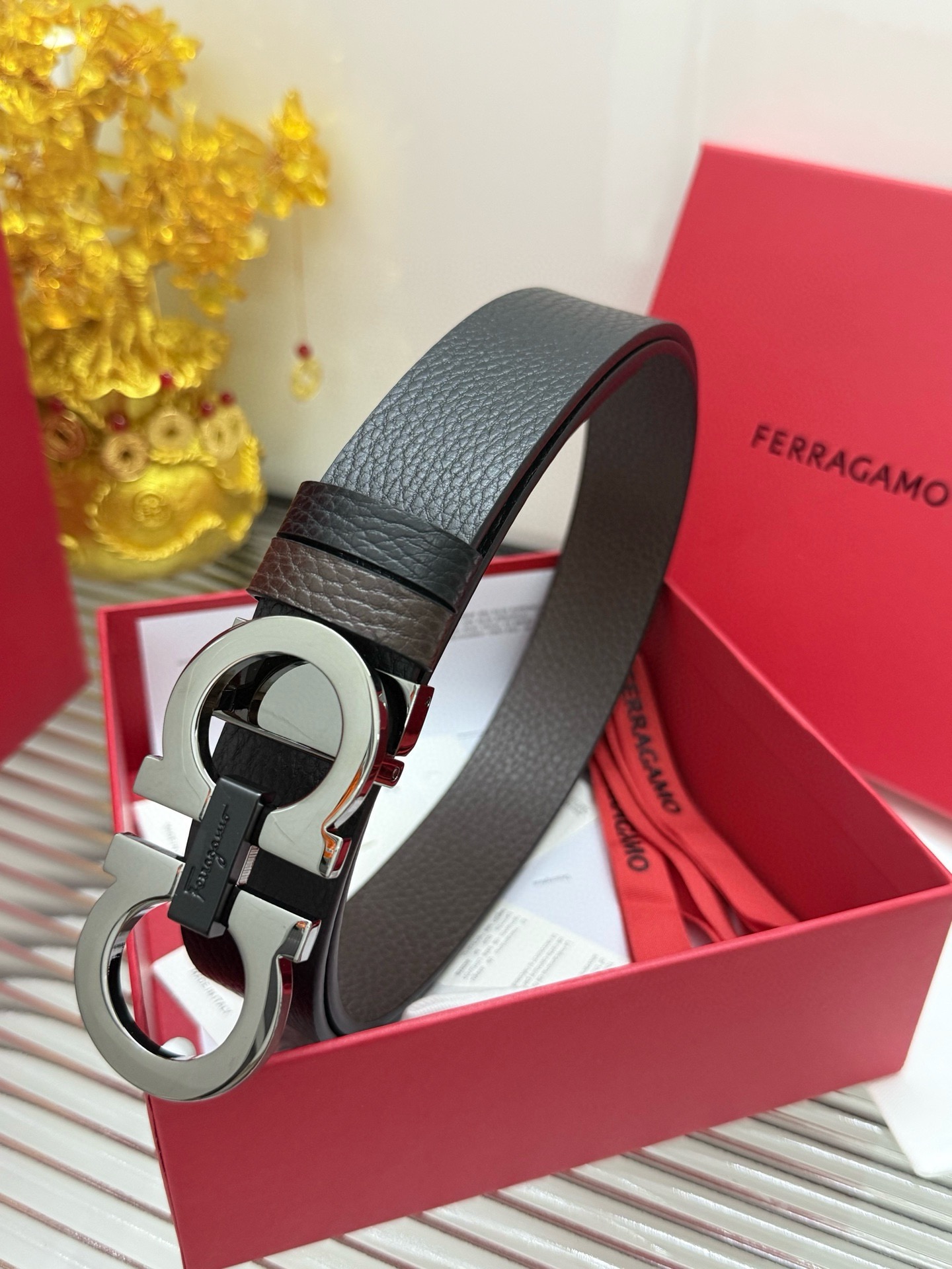 Ferragamo 宽度：𝟑 𝟱𝗰𝗺 菲拉格慕 Salvatore Ferragamo 支持𝐍𝐅𝐂防伪识别 · 对版带身一体芯片识别 双面可使用/长度可自由裁剪合适尺码 进口小牛皮+精品纯铜五金扣