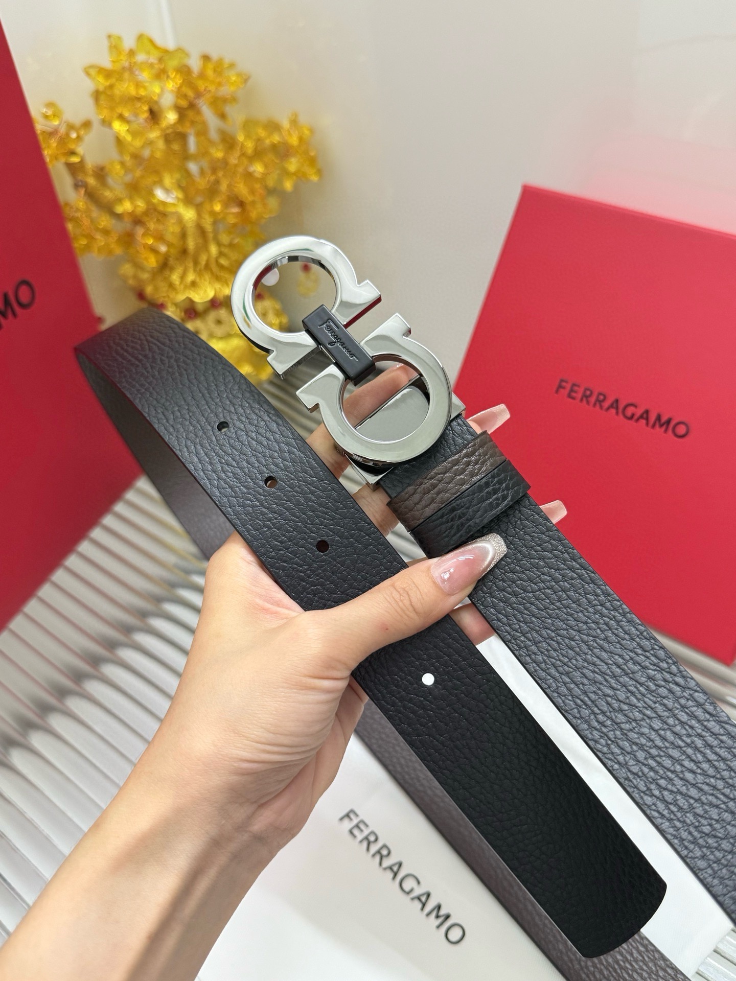 Ferragamo 宽度：𝟑 𝟱𝗰𝗺 菲拉格慕 Salvatore Ferragamo 支持𝐍𝐅𝐂防伪识别 · 对版带身一体芯片识别 双面可使用/长度可自由裁剪合适尺码 进口小牛皮+精品纯铜五金扣