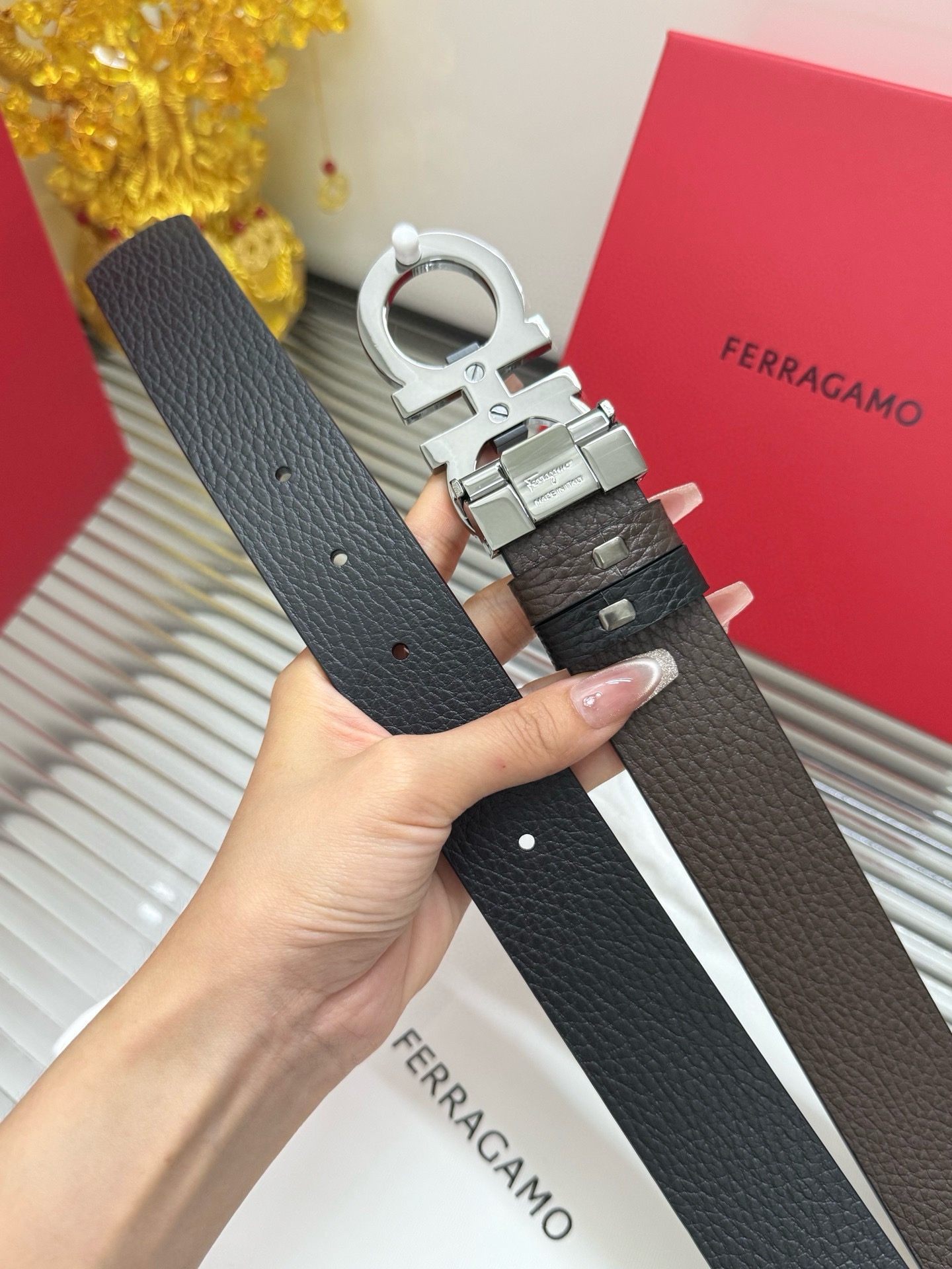 Ferragamo 宽度：𝟑 𝟱𝗰𝗺 菲拉格慕 Salvatore Ferragamo 支持𝐍𝐅𝐂防伪识别 · 对版带身一体芯片识别 双面可使用/长度可自由裁剪合适尺码 进口小牛皮+精品纯铜五金扣