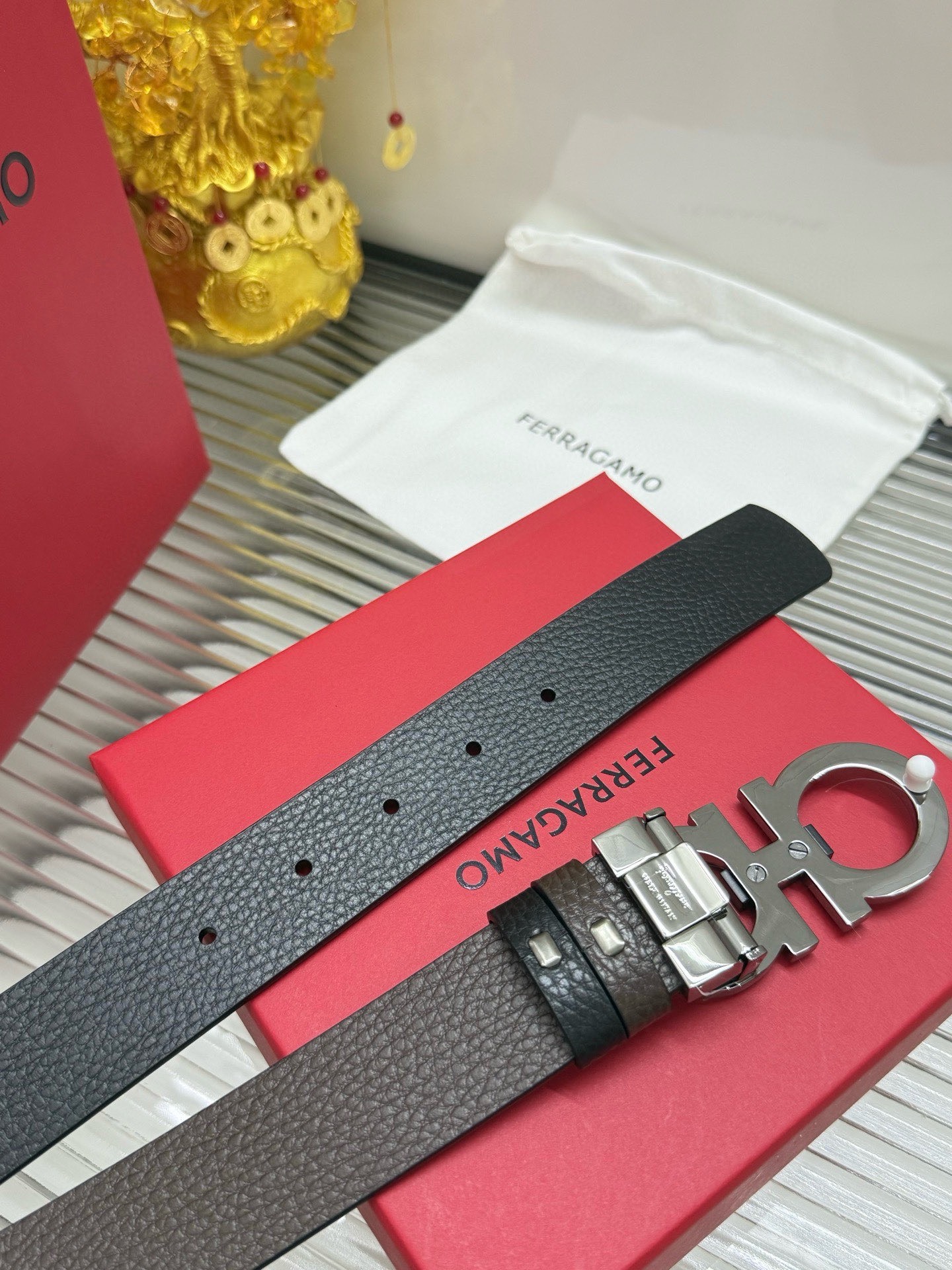 Ferragamo 宽度：𝟑 𝟱𝗰𝗺 菲拉格慕 Salvatore Ferragamo 支持𝐍𝐅𝐂防伪识别 · 对版带身一体芯片识别 双面可使用/长度可自由裁剪合适尺码 进口小牛皮+精品纯铜五金扣