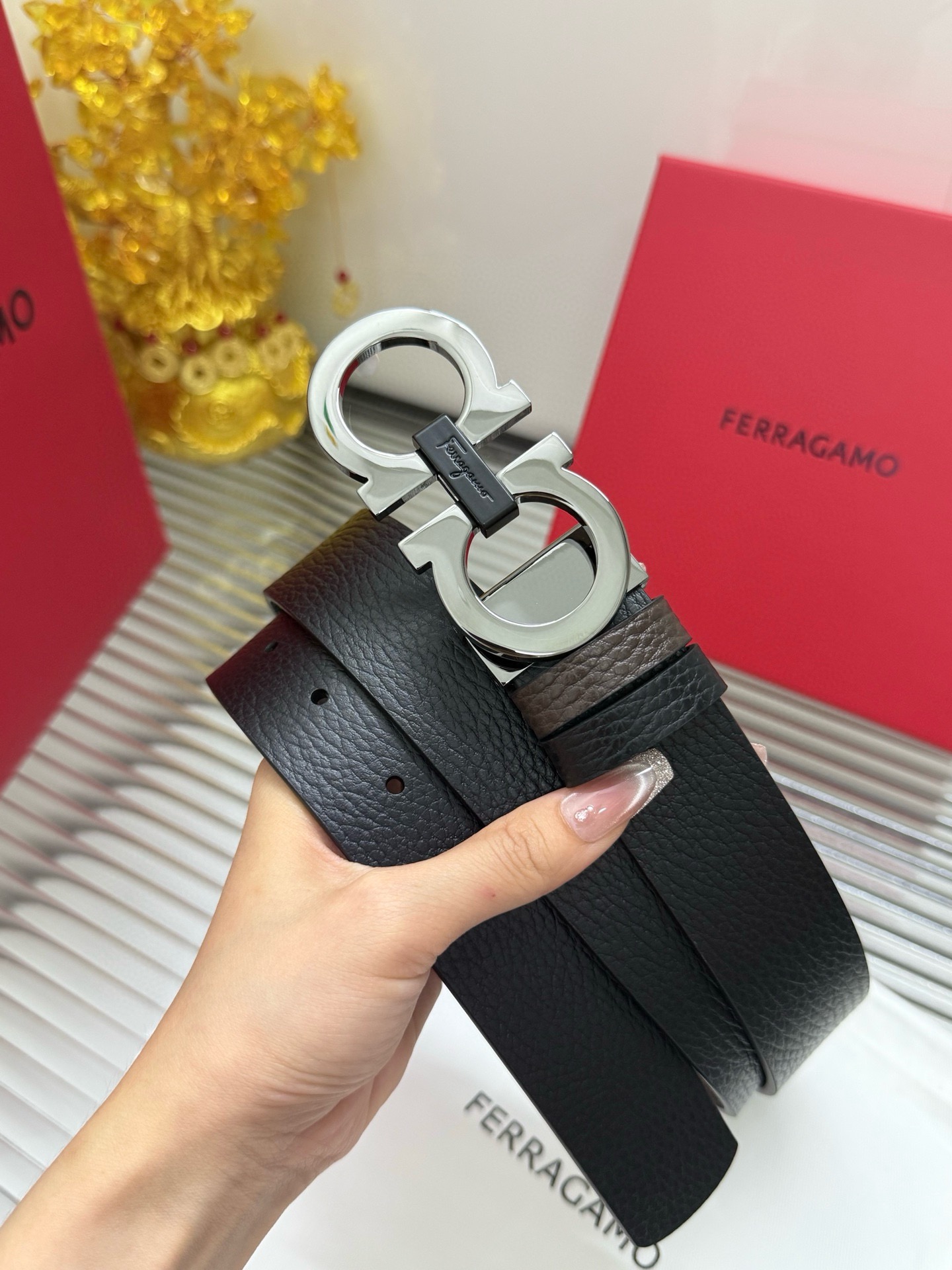 Ferragamo 宽度：𝟑 𝟱𝗰𝗺 菲拉格慕 Salvatore Ferragamo 支持𝐍𝐅𝐂防伪识别 · 对版带身一体芯片识别 双面可使用/长度可自由裁剪合适尺码 进口小牛皮+精品纯铜五金扣