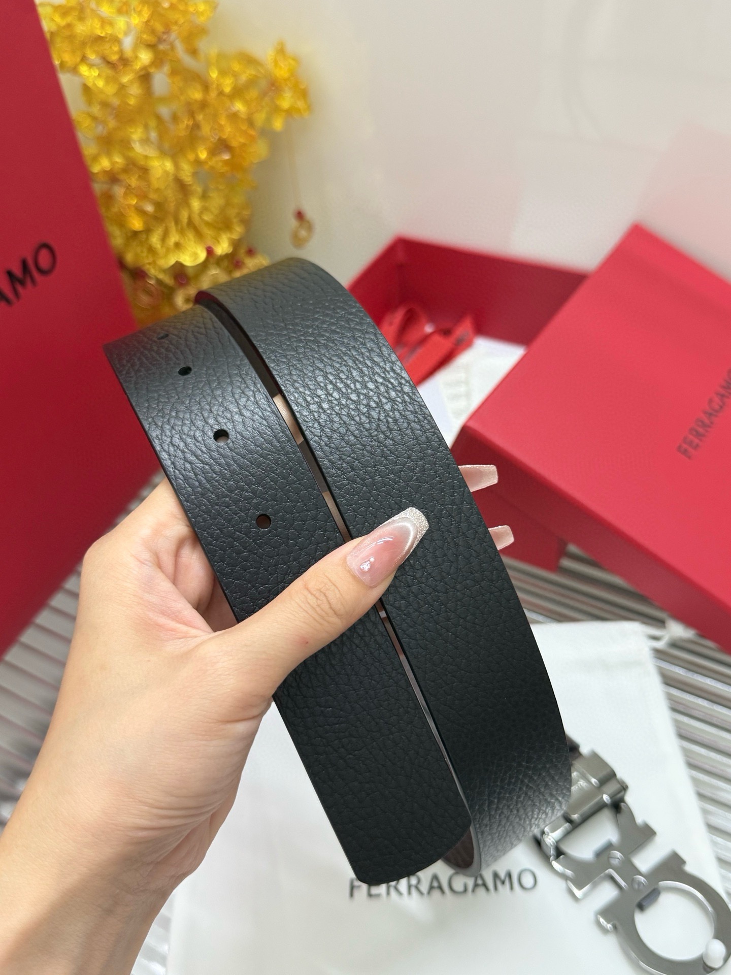 Ferragamo 宽度：𝟑 𝟱𝗰𝗺 菲拉格慕 Salvatore Ferragamo 支持𝐍𝐅𝐂防伪识别 · 对版带身一体芯片识别 双面可使用/长度可自由裁剪合适尺码 进口小牛皮+精品纯铜五金扣