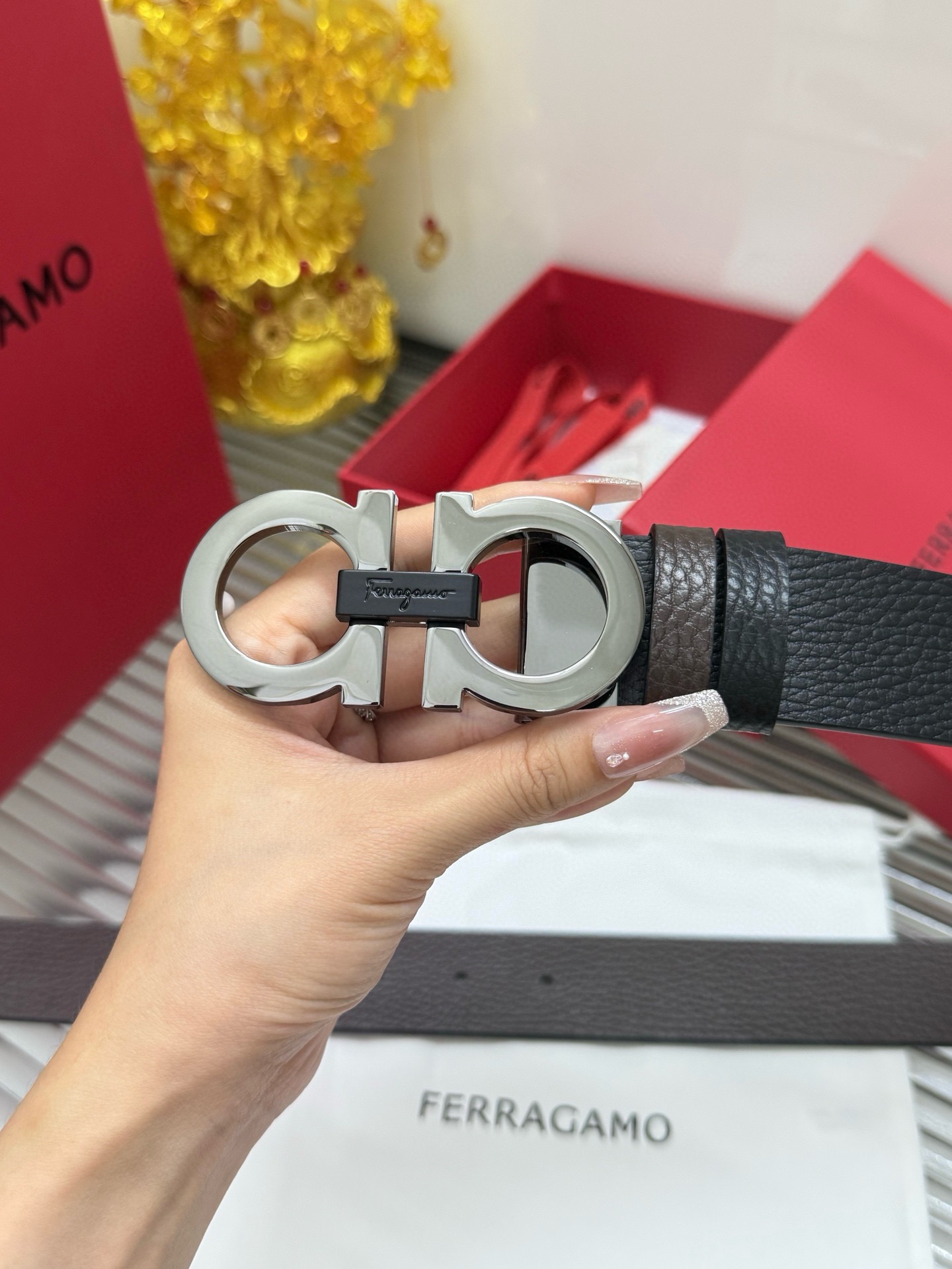 Ferragamo 宽度：𝟑 𝟱𝗰𝗺 菲拉格慕 Salvatore Ferragamo 支持𝐍𝐅𝐂防伪识别 · 对版带身一体芯片识别 双面可使用/长度可自由裁剪合适尺码 进口小牛皮+精品纯铜五金扣
