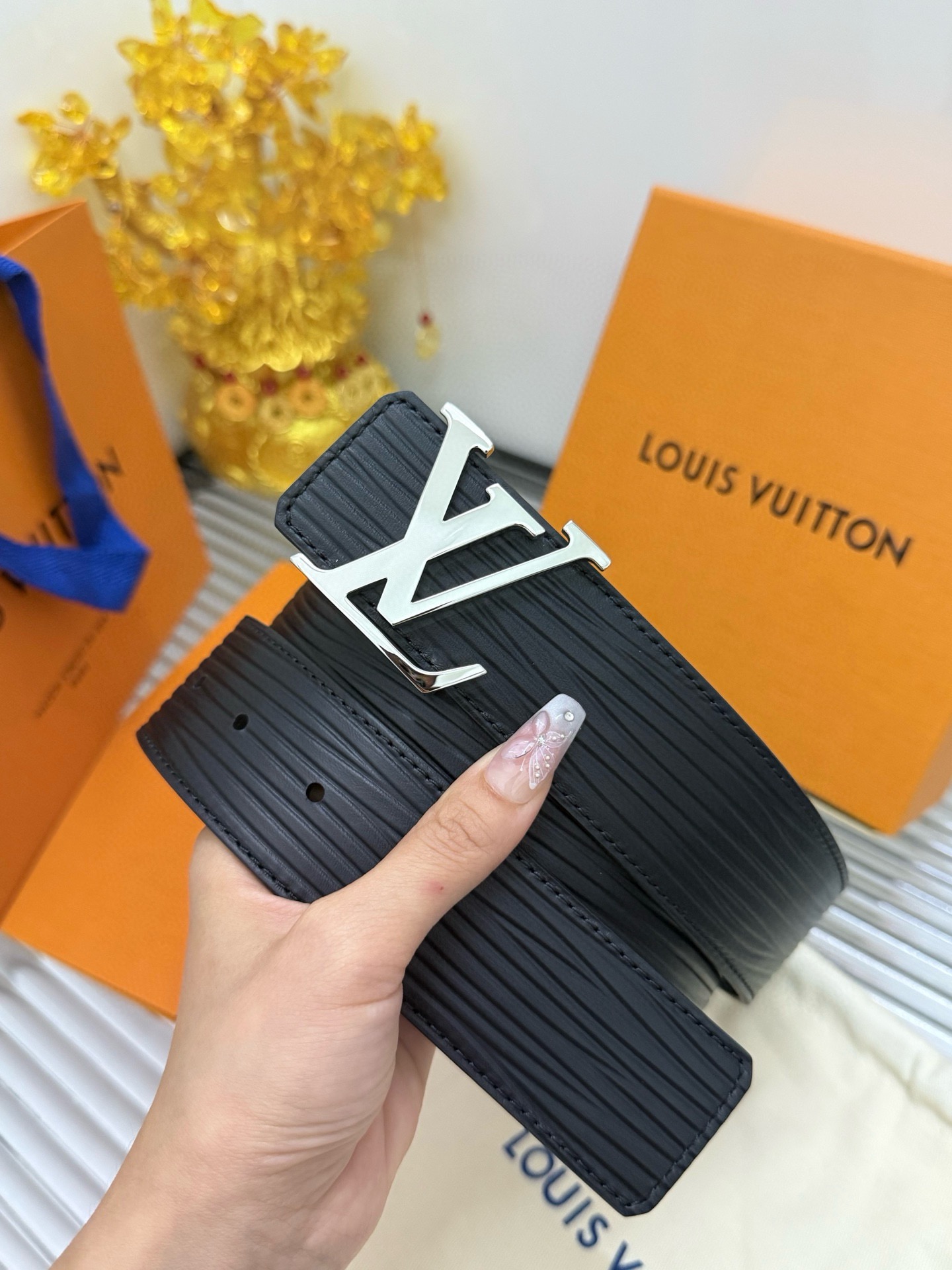 Louis Vuitton 新款 宽度：𝟰 𝟬𝗰𝗺 路易威登Louis Vuitton « 配全套 原包装 » 官网编码：𝐌𝟖𝟔𝟎𝟗 进口小牛皮压花 双面可用+精品纯铜五金扣