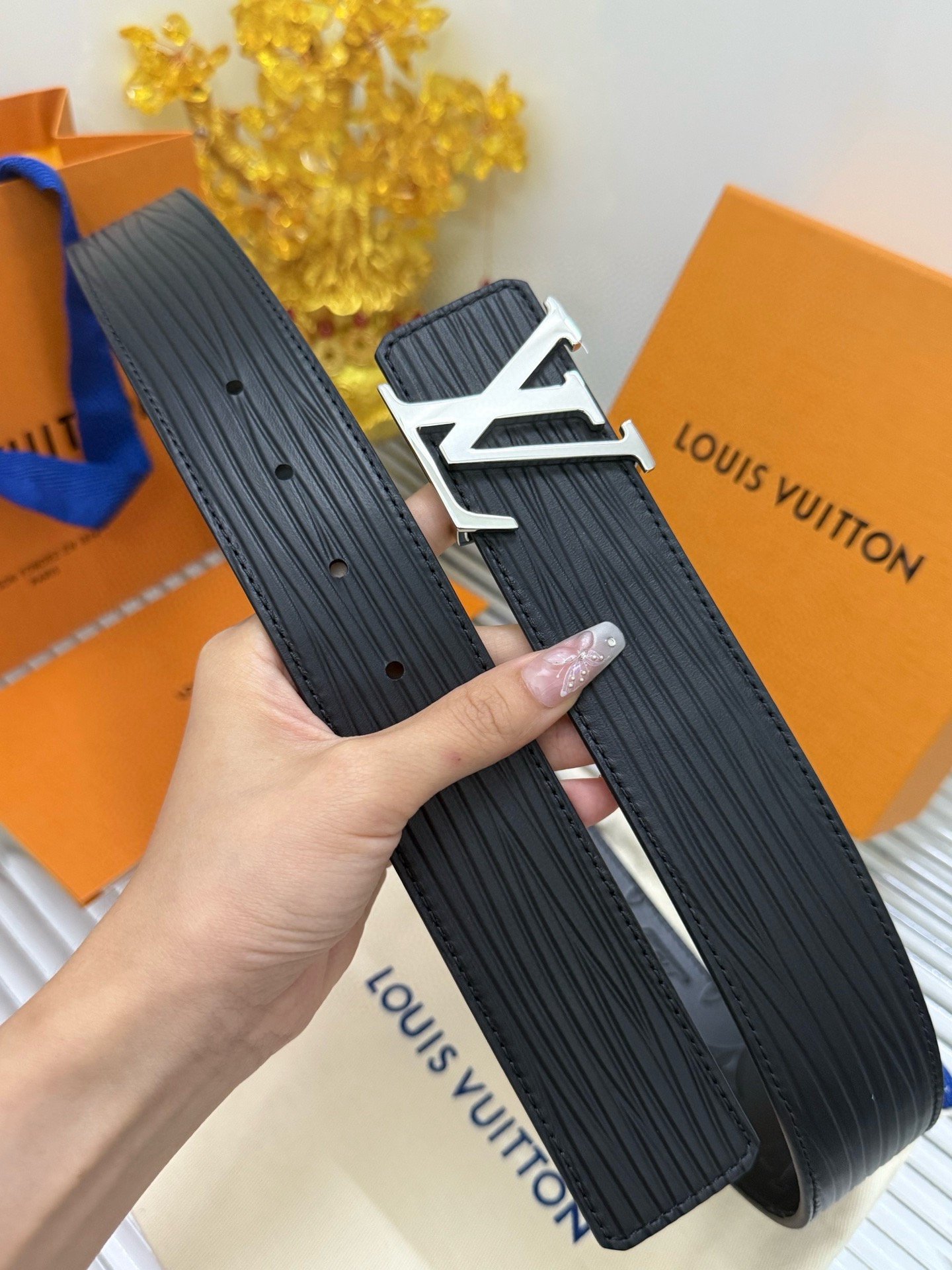 Louis Vuitton 新款 宽度：𝟰 𝟬𝗰𝗺 路易威登Louis Vuitton « 配全套 原包装 » 官网编码：𝐌𝟖𝟔𝟎𝟗 进口小牛皮压花 双面可用+精品纯铜五金扣