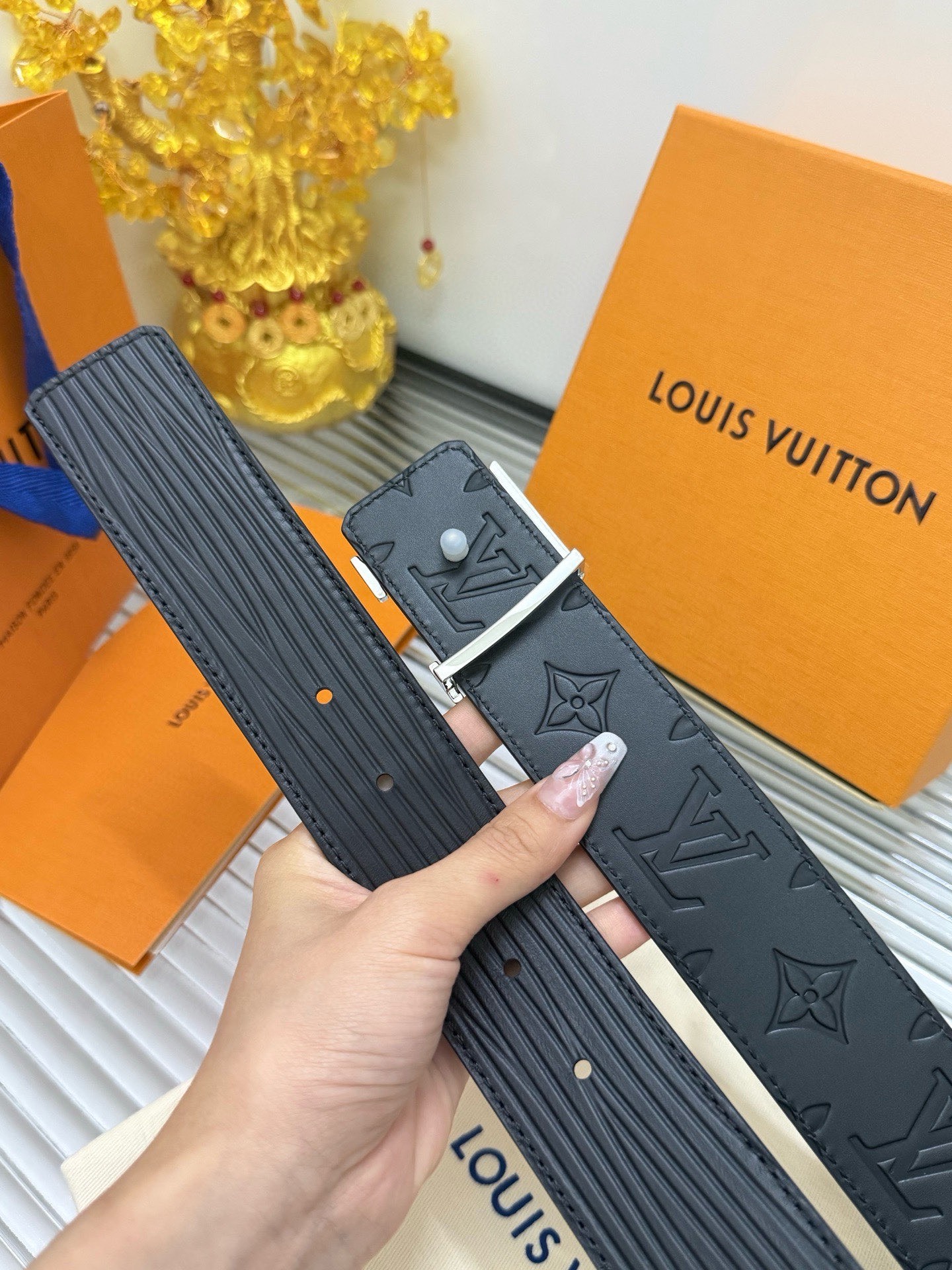 Louis Vuitton 新款 宽度：𝟰 𝟬𝗰𝗺 路易威登Louis Vuitton « 配全套 原包装 » 官网编码：𝐌𝟖𝟔𝟎𝟗 进口小牛皮压花 双面可用+精品纯铜五金扣