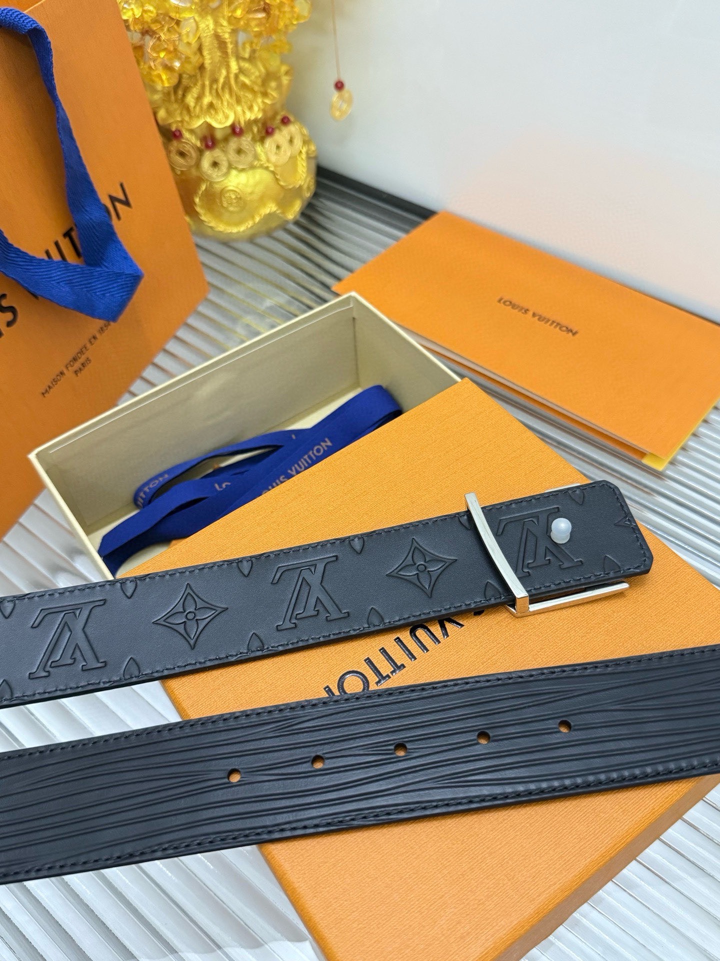 Louis Vuitton 新款 宽度：𝟰 𝟬𝗰𝗺 路易威登Louis Vuitton « 配全套 原包装 » 官网编码：𝐌𝟖𝟔𝟎𝟗 进口小牛皮压花 双面可用+精品纯铜五金扣