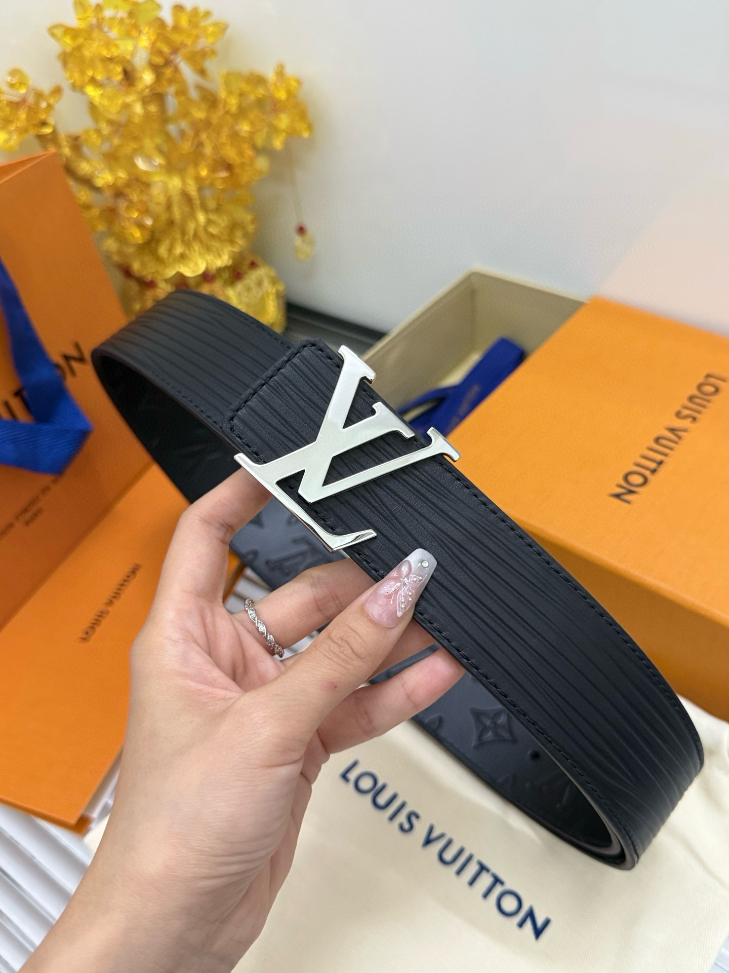 Louis Vuitton 新款 宽度：𝟰 𝟬𝗰𝗺 路易威登Louis Vuitton « 配全套 原包装 » 官网编码：𝐌𝟖𝟔𝟎𝟗 进口小牛皮压花 双面可用+精品纯铜五金扣