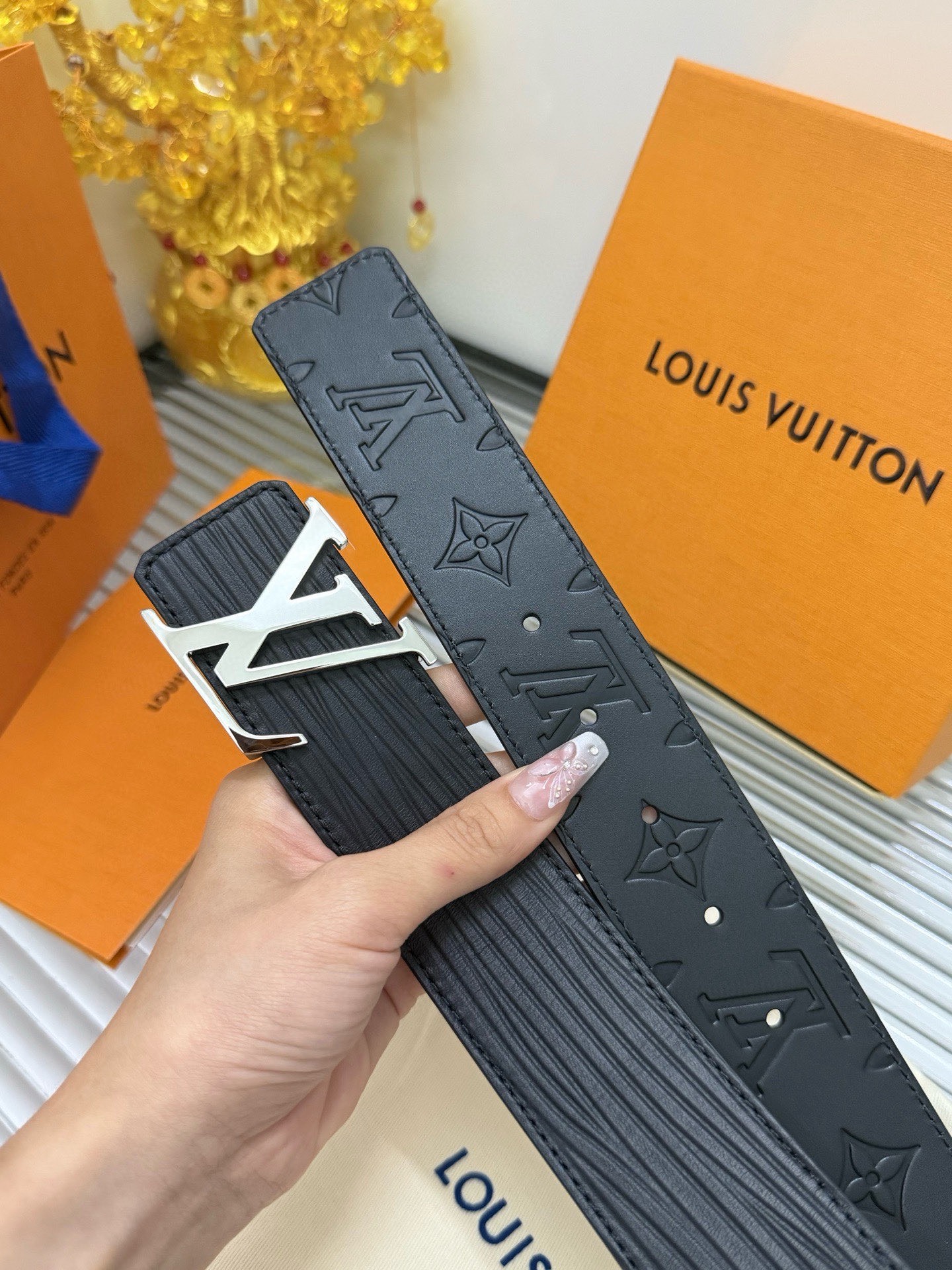Louis Vuitton 新款 宽度：𝟰 𝟬𝗰𝗺 路易威登Louis Vuitton « 配全套 原包装 » 官网编码：𝐌𝟖𝟔𝟎𝟗 进口小牛皮压花 双面可用+精品纯铜五金扣