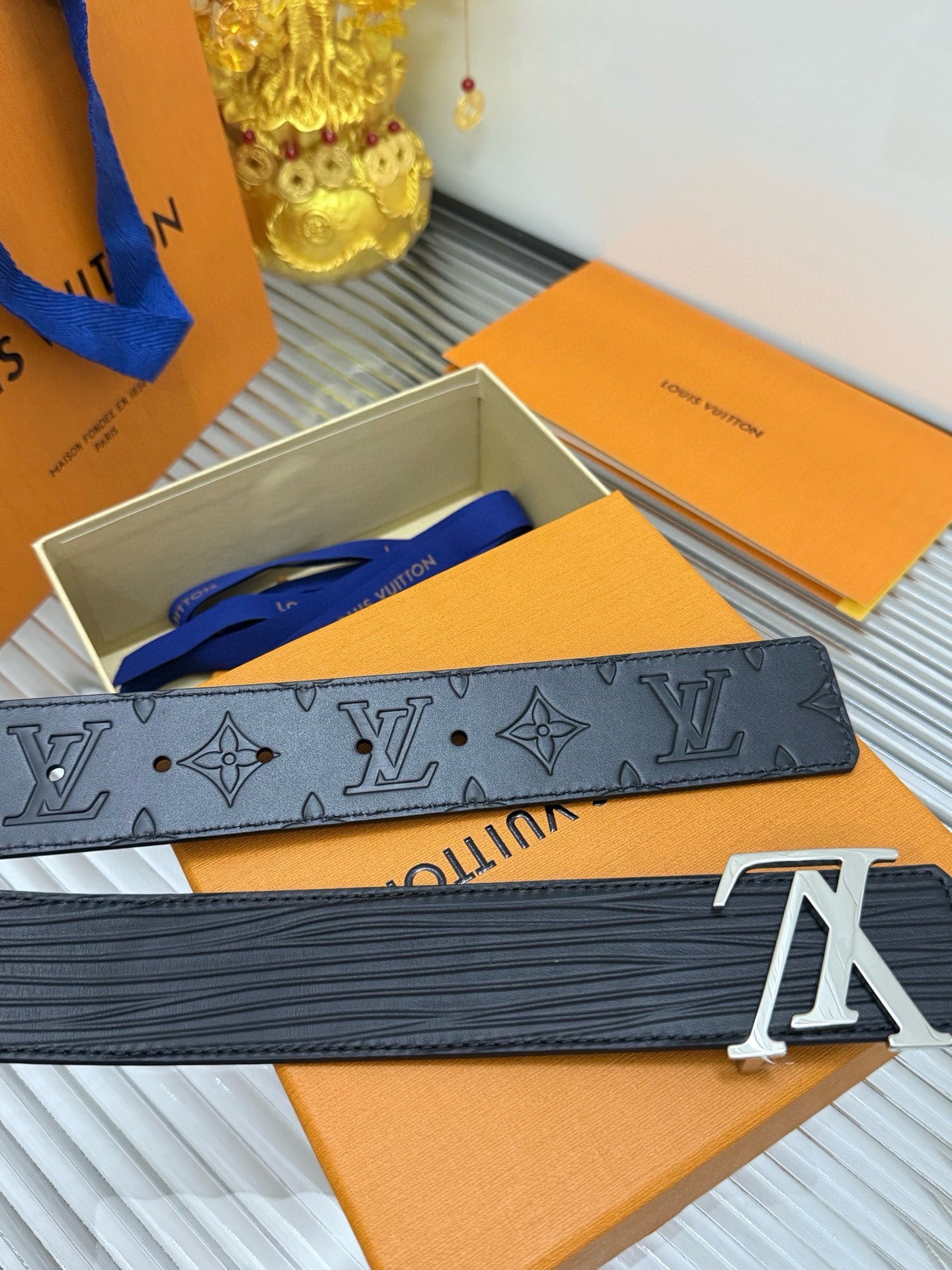 Louis Vuitton 新款 宽度：𝟰 𝟬𝗰𝗺 路易威登Louis Vuitton « 配全套 原包装 » 官网编码：𝐌𝟖𝟔𝟎𝟗 进口小牛皮压花 双面可用+精品纯铜五金扣