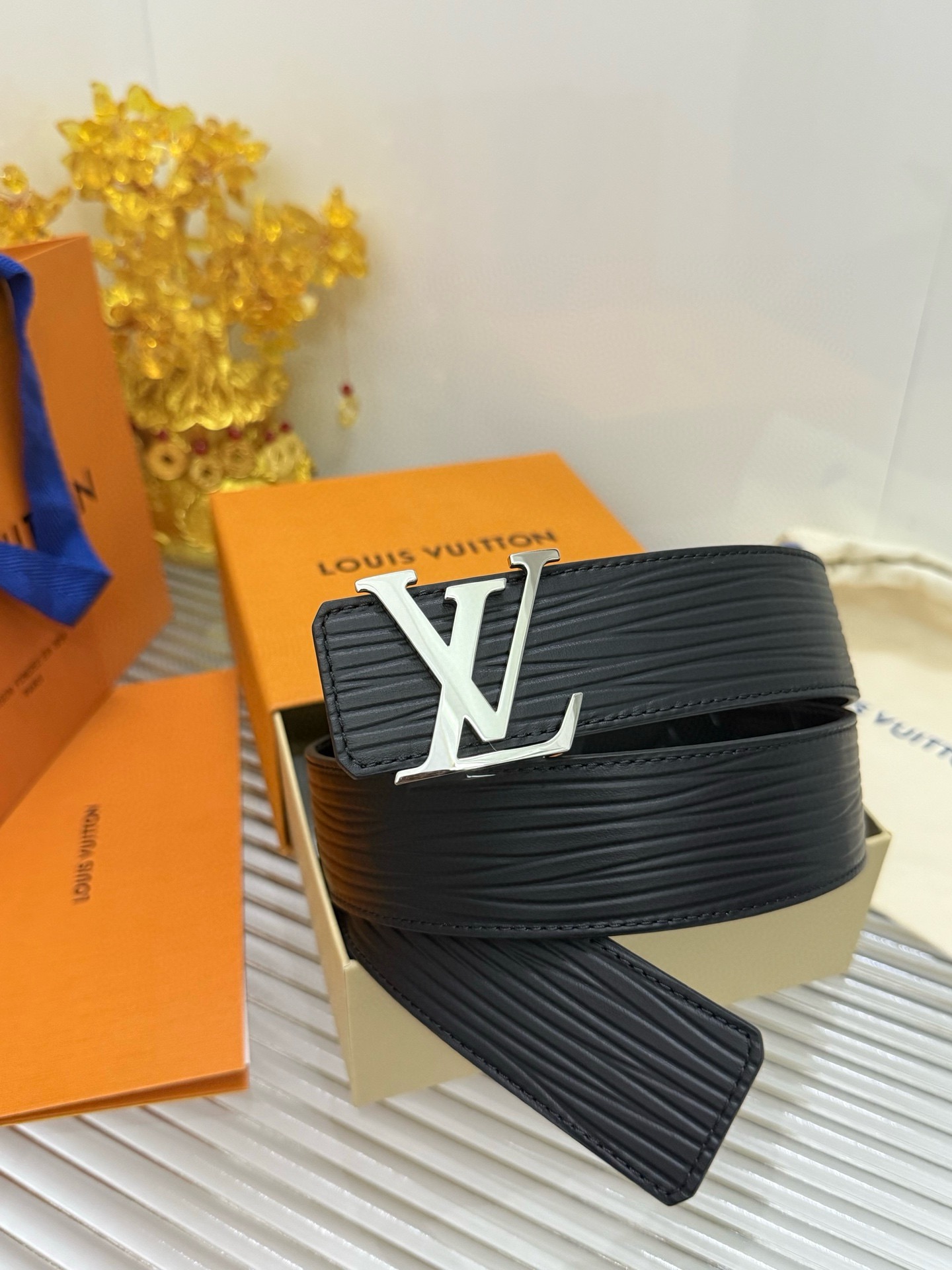Louis Vuitton 新款 宽度：𝟰 𝟬𝗰𝗺 路易威登Louis Vuitton « 配全套 原包装 » 官网编码：𝐌𝟖𝟔𝟎𝟗 进口小牛皮压花 双面可用+精品纯铜五金扣