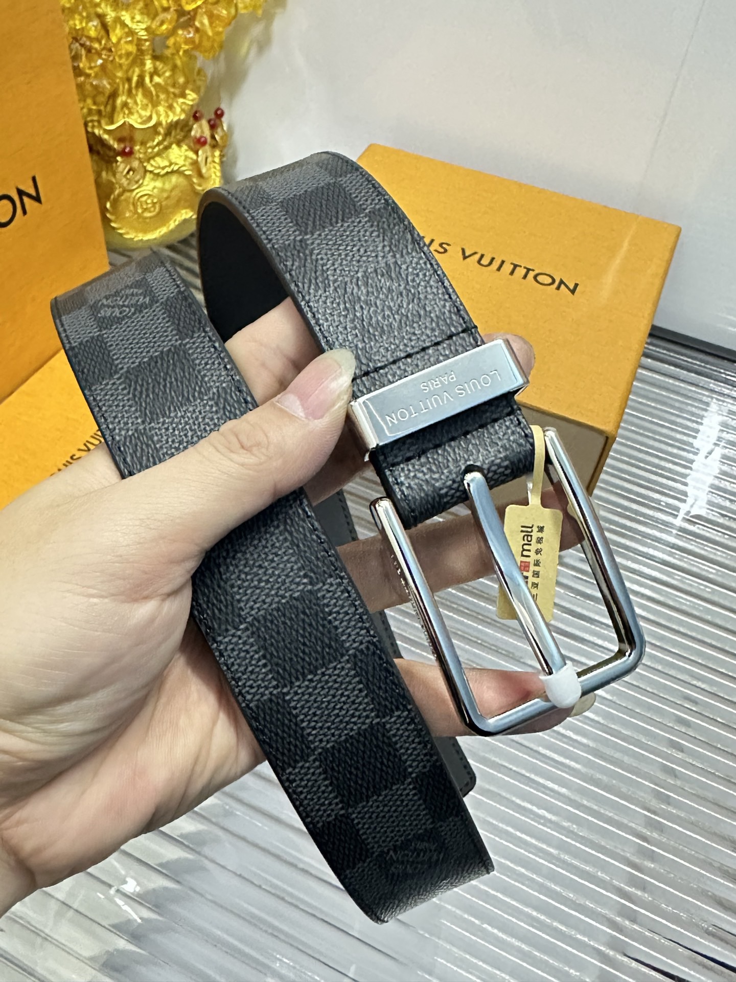 Louis Vuitton 款 宽度：𝟑 𝟱𝗰𝗺 路易威登Louis Vuitton 针扣系列 休闲百搭« 配全套 原包装 » 官网仍在售 对版开模 编码 五金扣/精品纯铜+ 荔枝纹小牛皮 代购正货级 · 精细完美走线 细节 工整 高品质质量