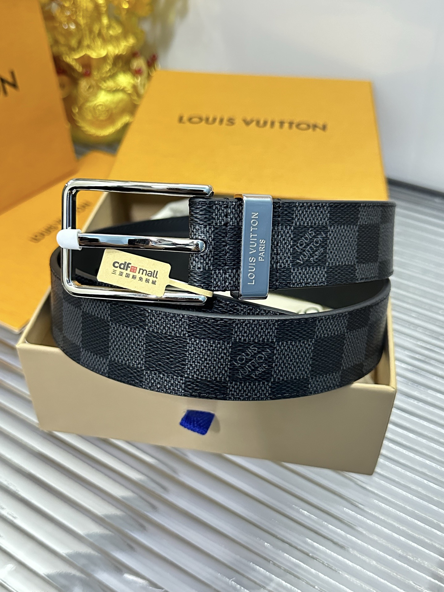 Louis Vuitton 款 宽度：𝟑 𝟱𝗰𝗺 路易威登Louis Vuitton 针扣系列 休闲百搭« 配全套 原包装 » 官网仍在售 对版开模 编码 五金扣/精品纯铜+ 荔枝纹小牛皮 代购正货级 · 精细完美走线 细节 工整 高品质质量