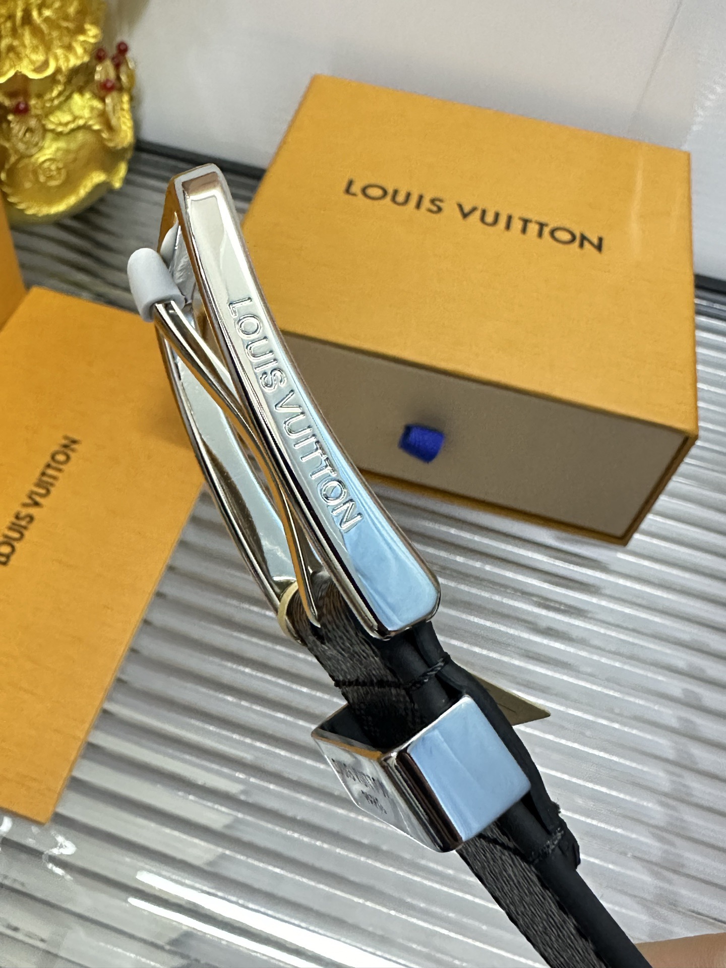 Louis Vuitton 款 宽度：𝟑 𝟱𝗰𝗺 路易威登Louis Vuitton 针扣系列 休闲百搭« 配全套 原包装 » 官网仍在售 对版开模 编码 五金扣/精品纯铜+ 荔枝纹小牛皮 代购正货级 · 精细完美走线 细节 工整 高品质质量