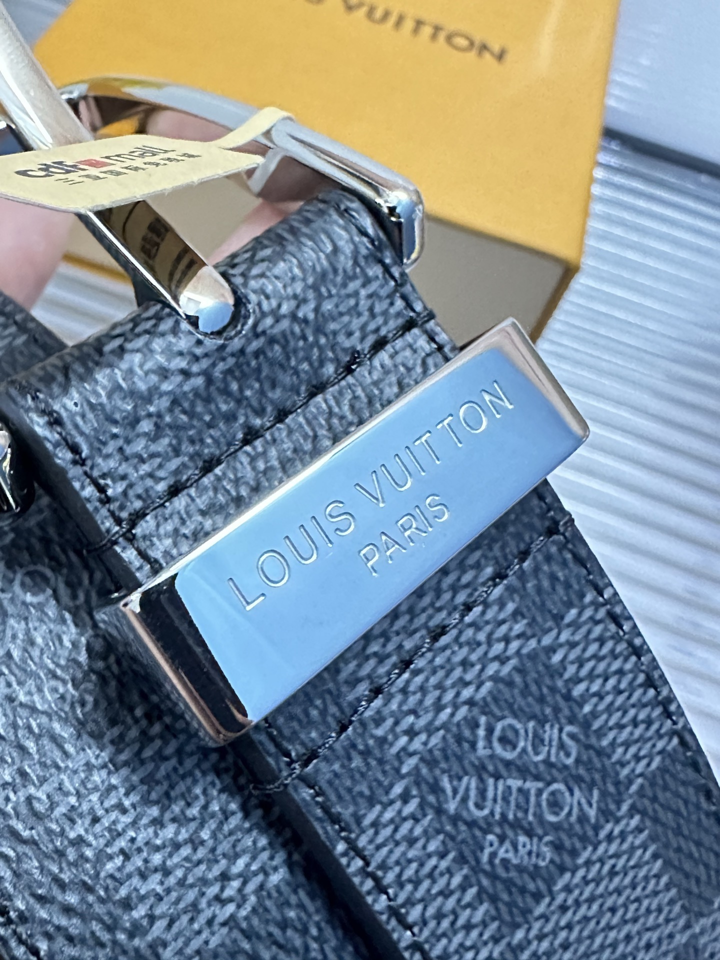 Louis Vuitton 款 宽度：𝟑 𝟱𝗰𝗺 路易威登Louis Vuitton 针扣系列 休闲百搭« 配全套 原包装 » 官网仍在售 对版开模 编码 五金扣/精品纯铜+ 荔枝纹小牛皮 代购正货级 · 精细完美走线 细节 工整 高品质质量